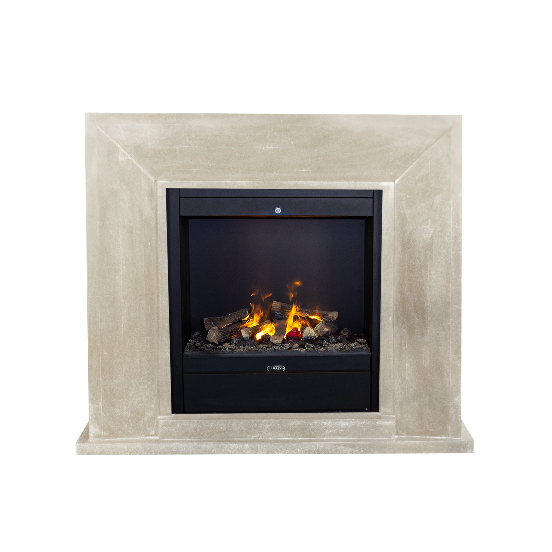 Een open haard met een lichtbeige stenen omlijsting. Het vuur brandt, met vlammen en houtblokken zichtbaar in het zwarte interieur.