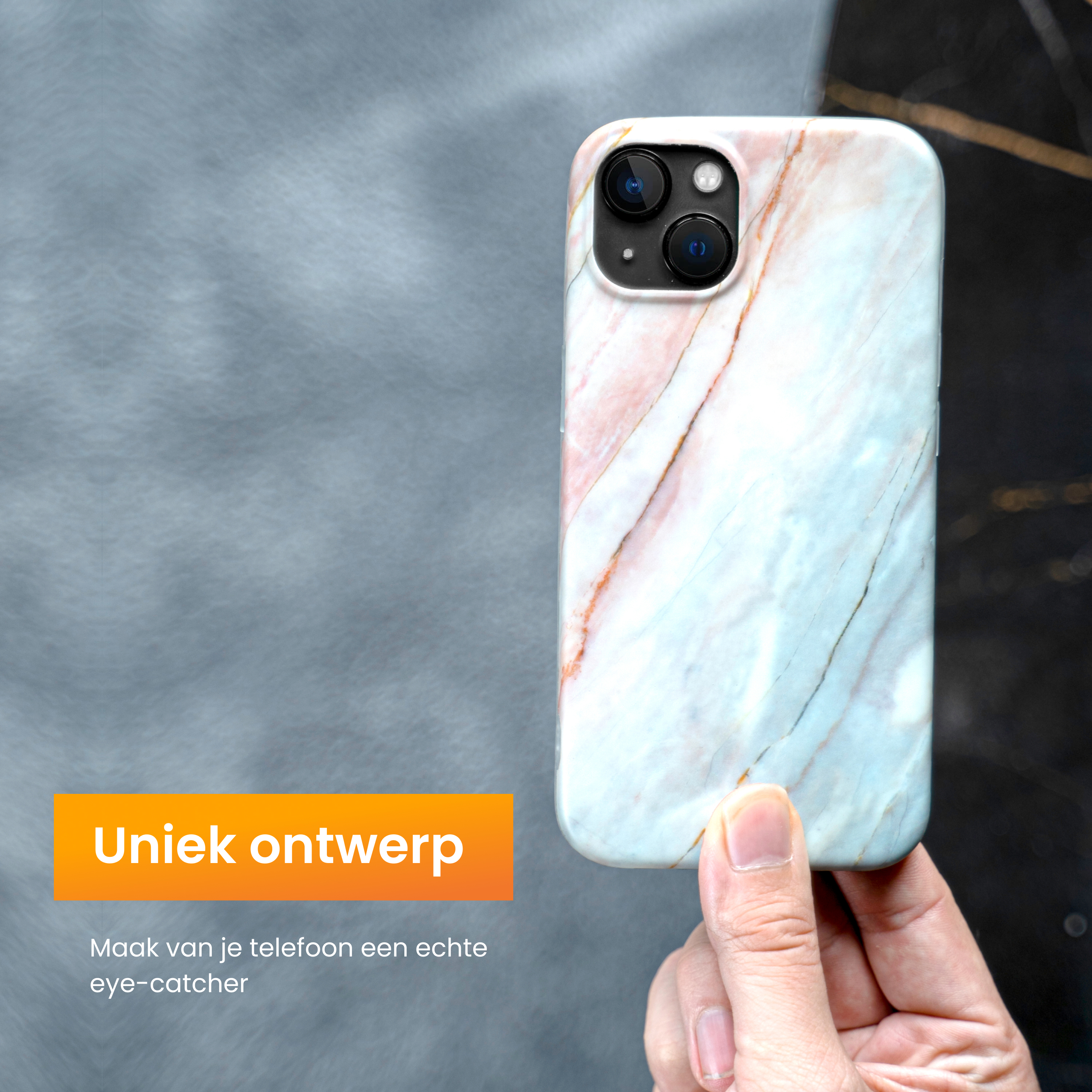 Hand holding a phone with marble patterned case. Orange rectangle with text 'Uniek ontwerp' is visible.