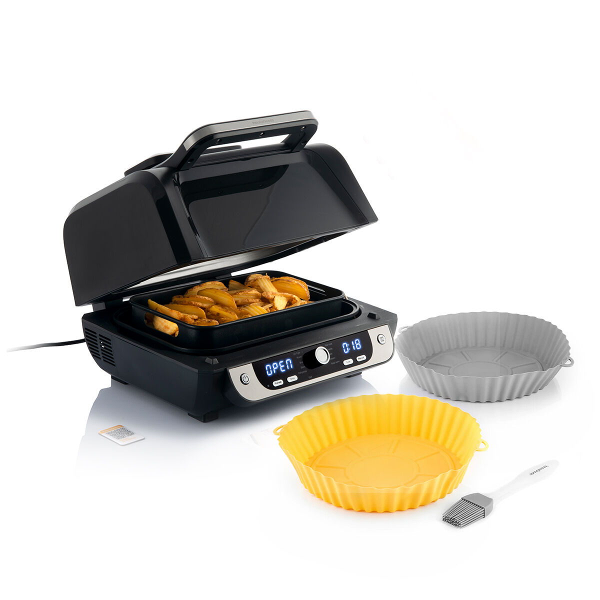 Griglia nera con patatine fritte all'interno, con coperchio aperto. Accanto ci sono stampi in silicone (grigio, giallo) e un pennello. Sfondo bianco.