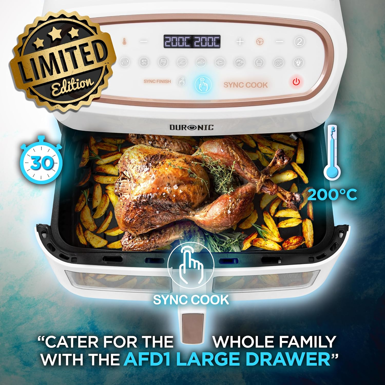 Eine Heißluftfritteuse mit gebratenem Hähnchen und Kartoffeln. Sie hat ein Digitaldisplay, ein Limited Edition-Abzeichen und eine Sync-Cook-Funktion.