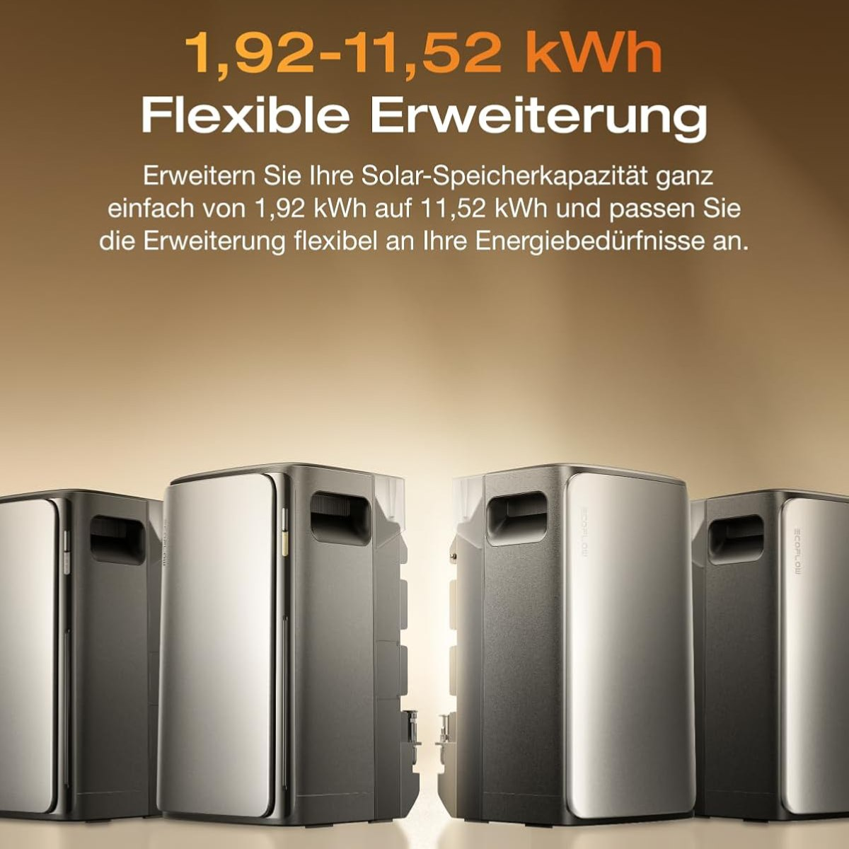 Vier silberne Energiespeichereinheiten mit Text: 1,92-11,52 kWh Flexible Erweiterung. Tan-Hintergrund.