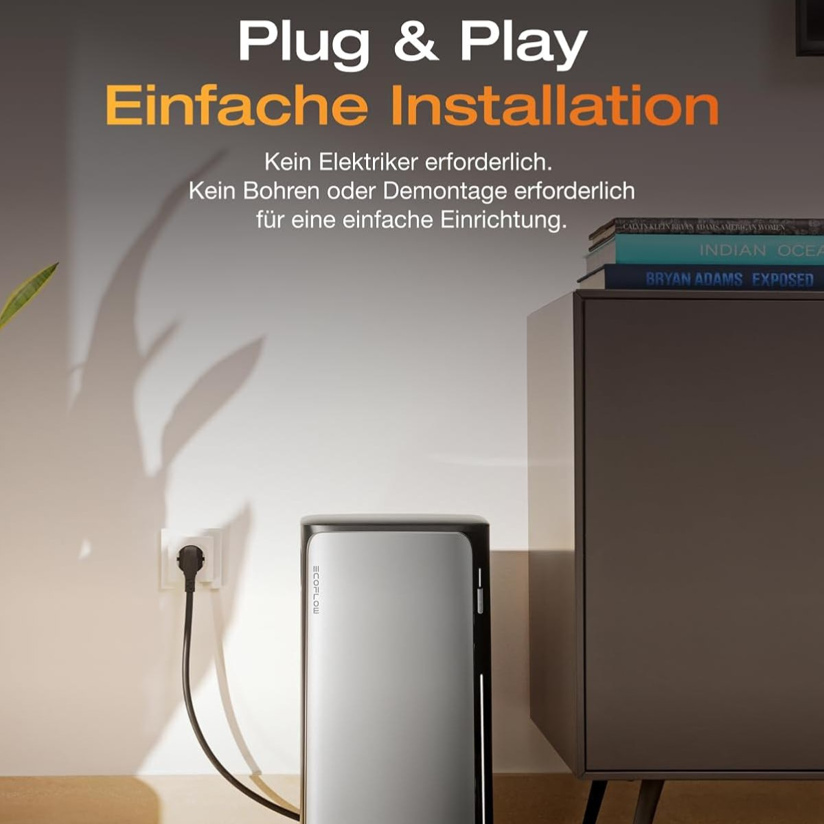 Eine Powerstation ist eingesteckt. Text lautet: 'Plug & Play. Einfache Installation.' Bücher auf einem Schrank sind sichtbar.