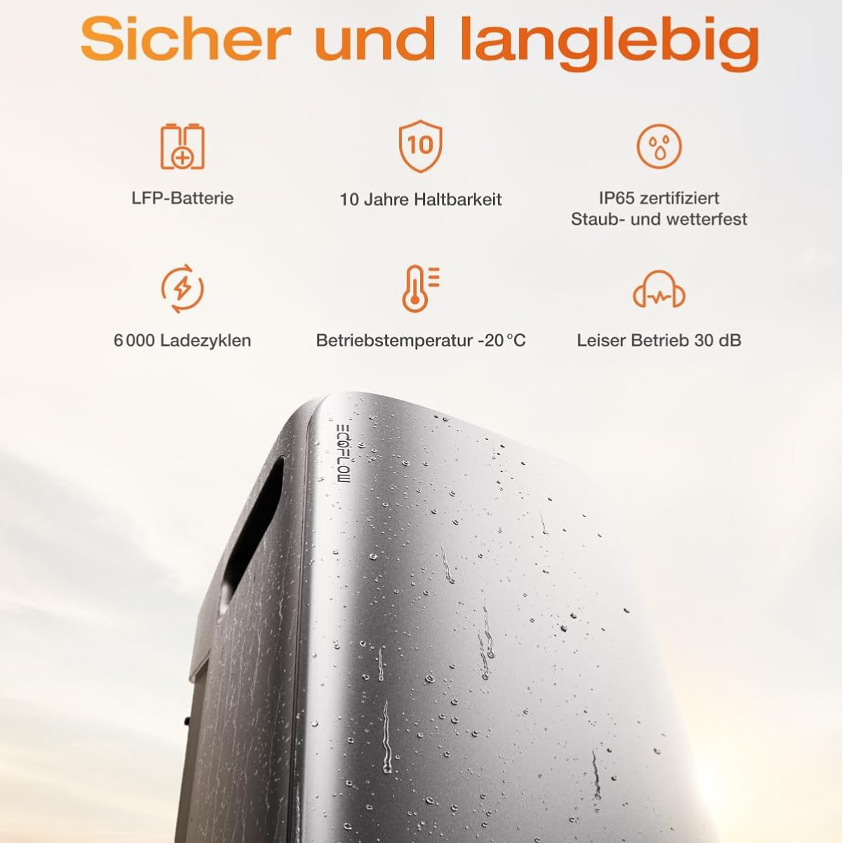 Das Bild zeigt eine silberne tragbare Powerstation mit Text, der Funktionen angibt: LFP-Akku, 10 Jahre Lebensdauer, IP65, 6000 Zyklen, -20°C Temp, 30 dB Geräusch.