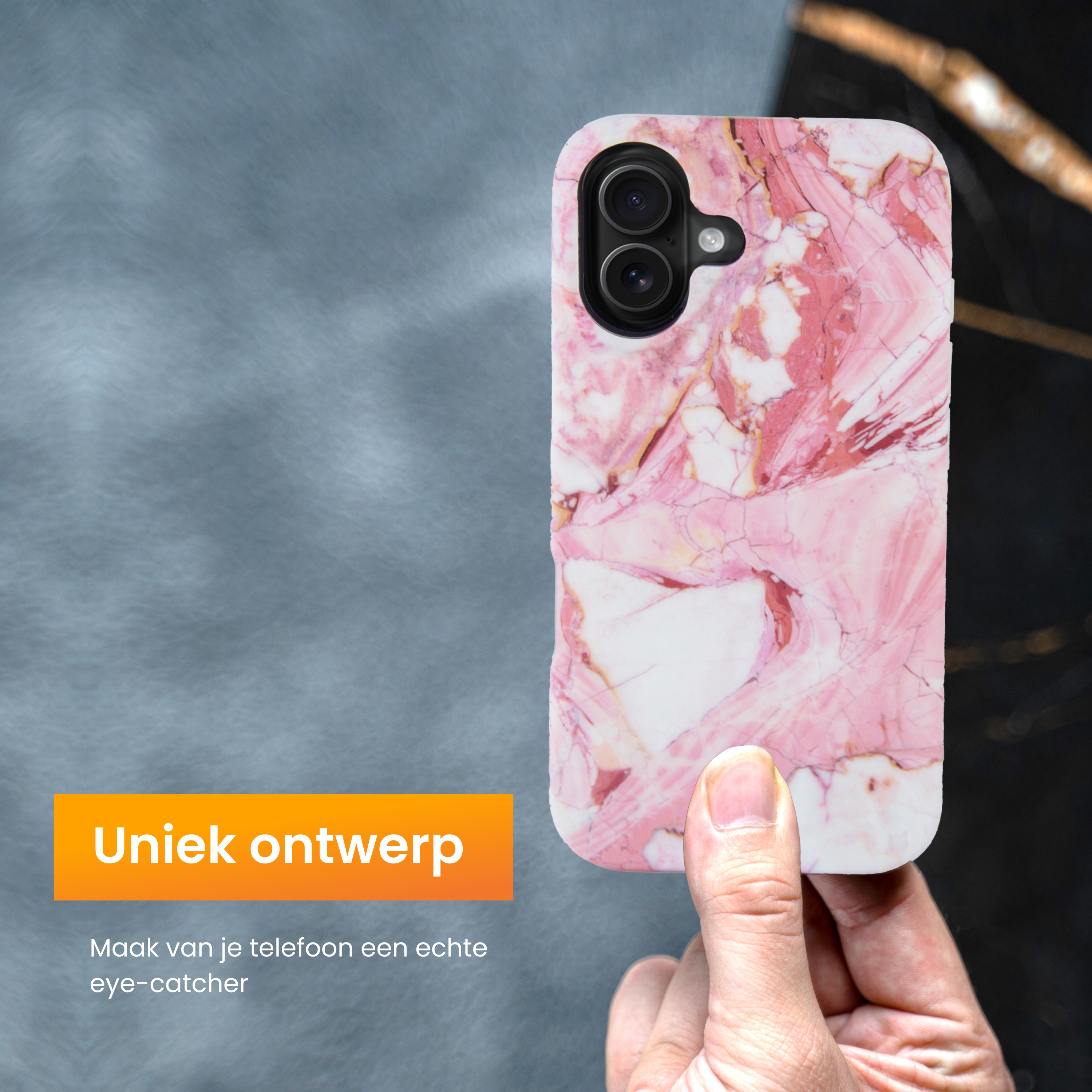 Une main tient une coque de téléphone au design marbre rose. Le fond est gris et noir.