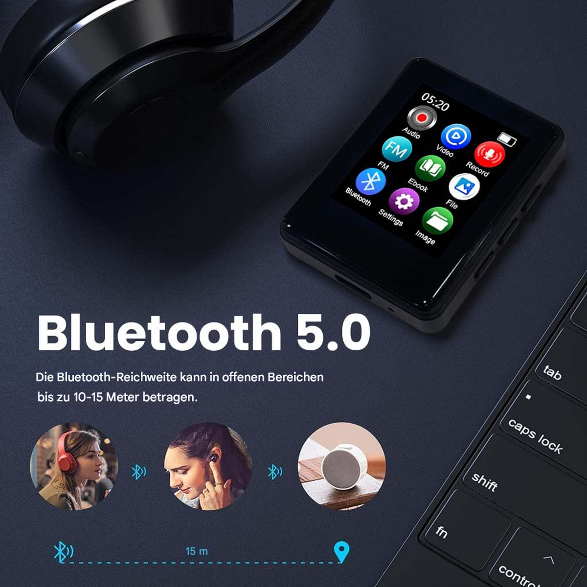 Schwarzer MP3-Player mit Bildschirm, der Symbole anzeigt, Kopfhörer und eine Tastatur befinden sich auf dunkler Oberfläche. Text: 'Bluetooth 5.0'.