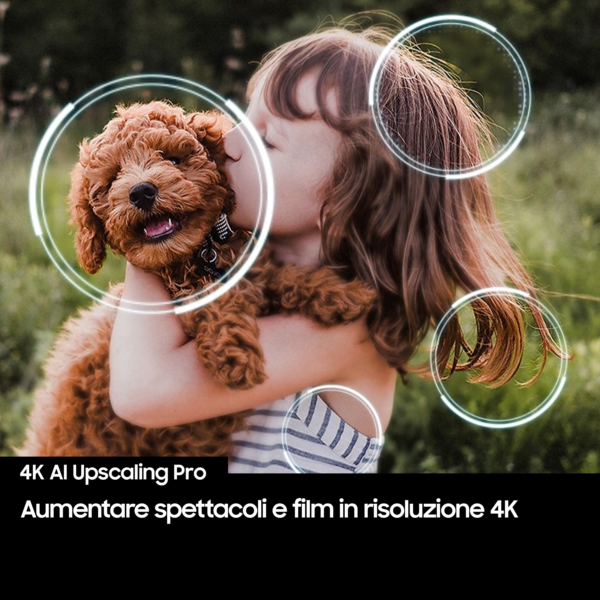 Ein Mädchen küsst einen braunen Hund. Der Hund wird von dem Mädchen gehalten. Sie sind draußen.