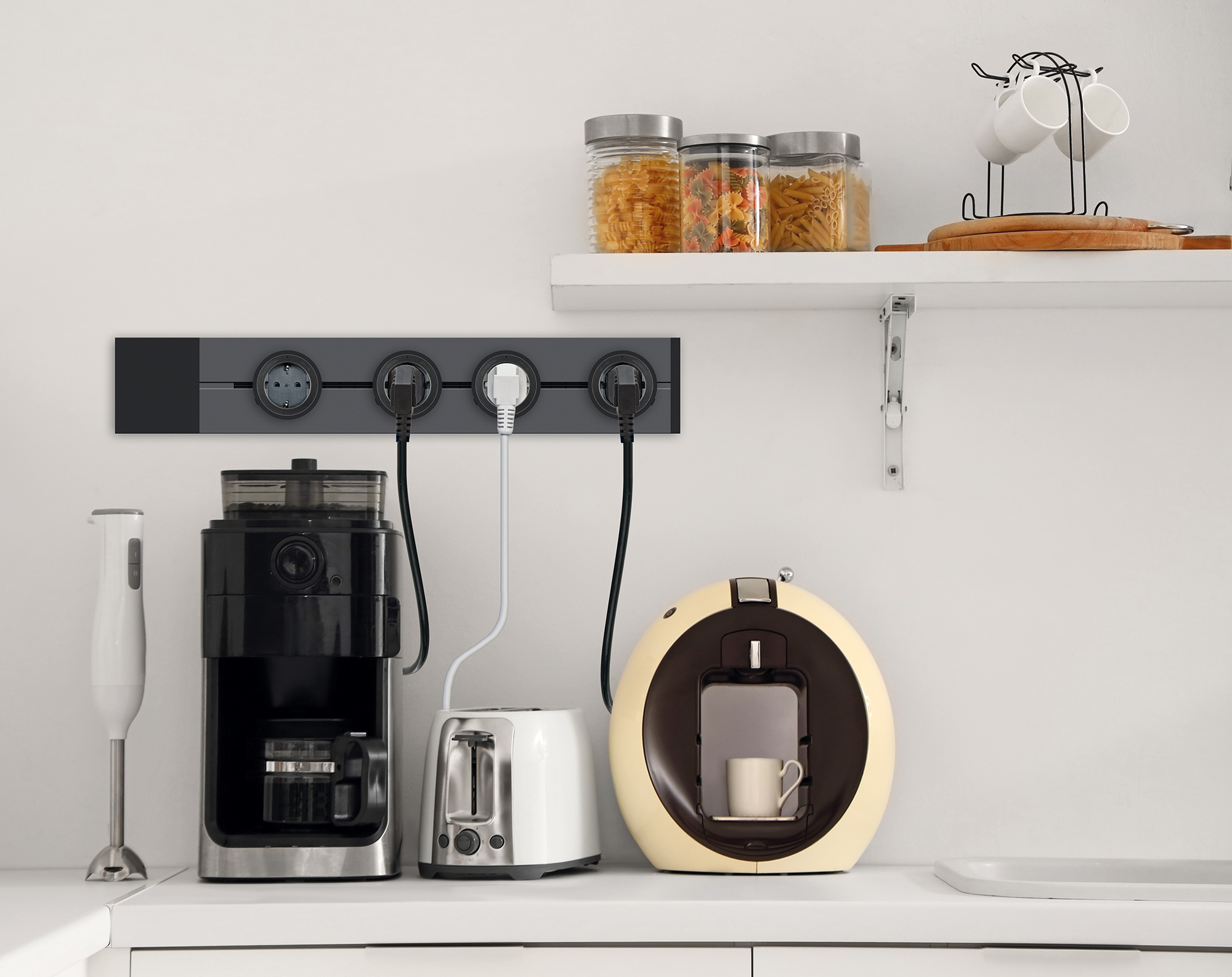 Küchenszene. Geräte umfassen Kaffeemaschine, Toaster und Kaffeemaschine. Nudeln in Gläsern auf einem Regal. Steckdosenleiste.