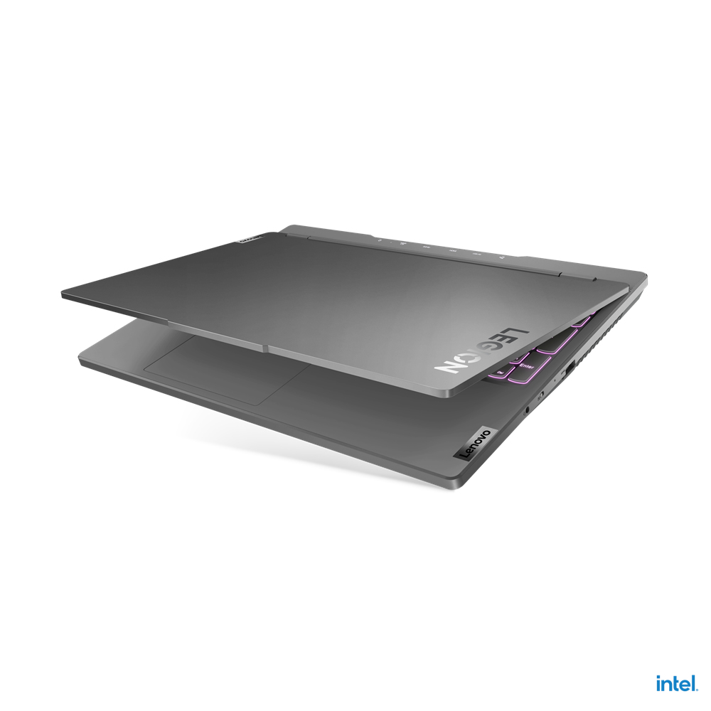 Ein grauer Lenovo Legion-Laptop ist leicht geöffnet. Die Tastatur leuchtet rosa und lila. "LEGION" ist sichtbar.
