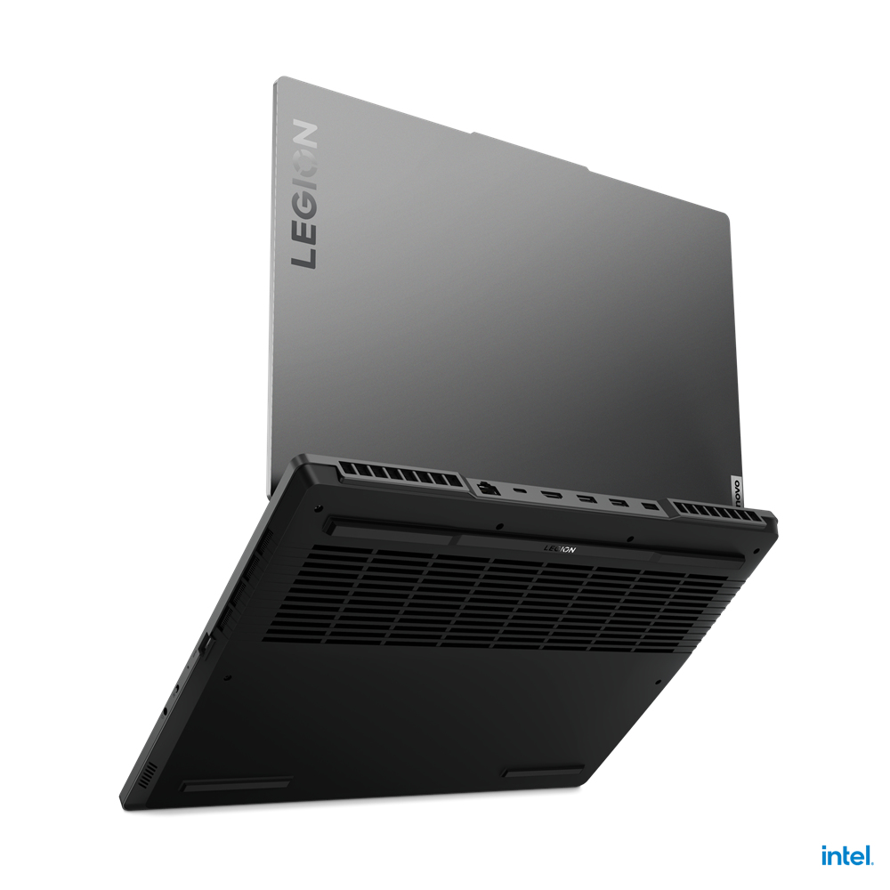 Ein dunkelgrauer Lenovo Legion Laptop wird von unten und in einem Winkel vor einem weißen Hintergrund gezeigt. Das Wort LEGION ist sichtbar.