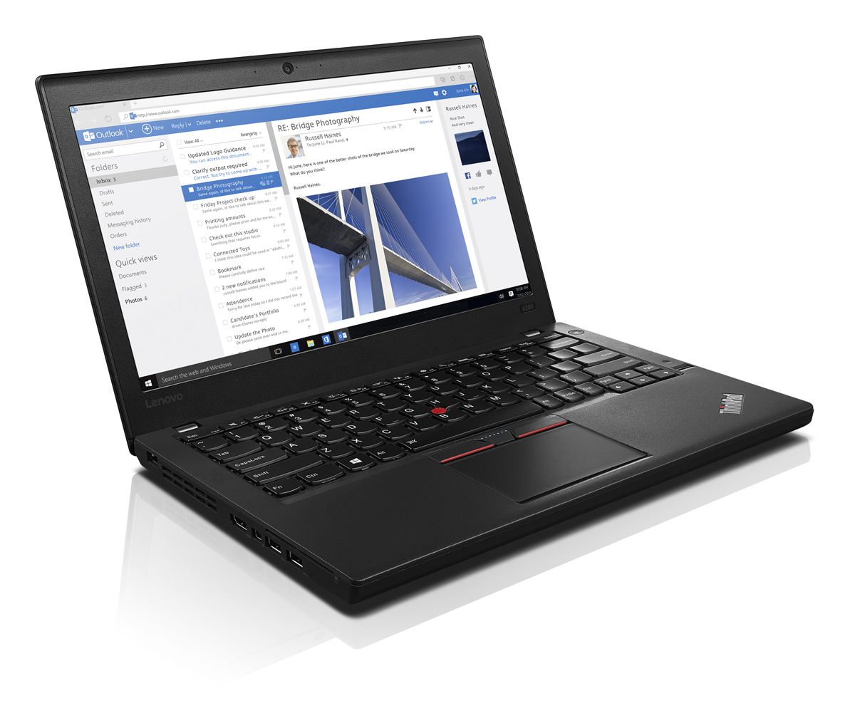 Ein schwarzer Lenovo ThinkPad Laptop, der eine Outlook-E-Mail anzeigt. Der Bildschirm zeigt E-Mails und ein Foto einer Brücke. Die Tastatur ist sichtbar.