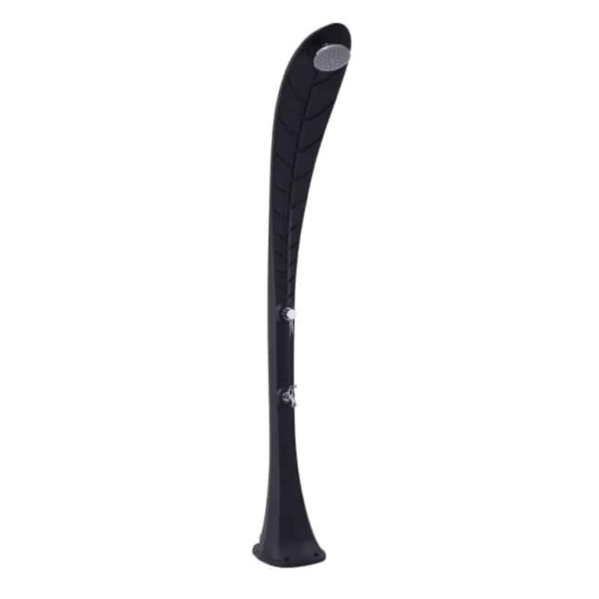 Una ducha exterior negra se alza alta. Tiene un diseño curvo con un cabezal de ducha y grifo. Fondo blanco.