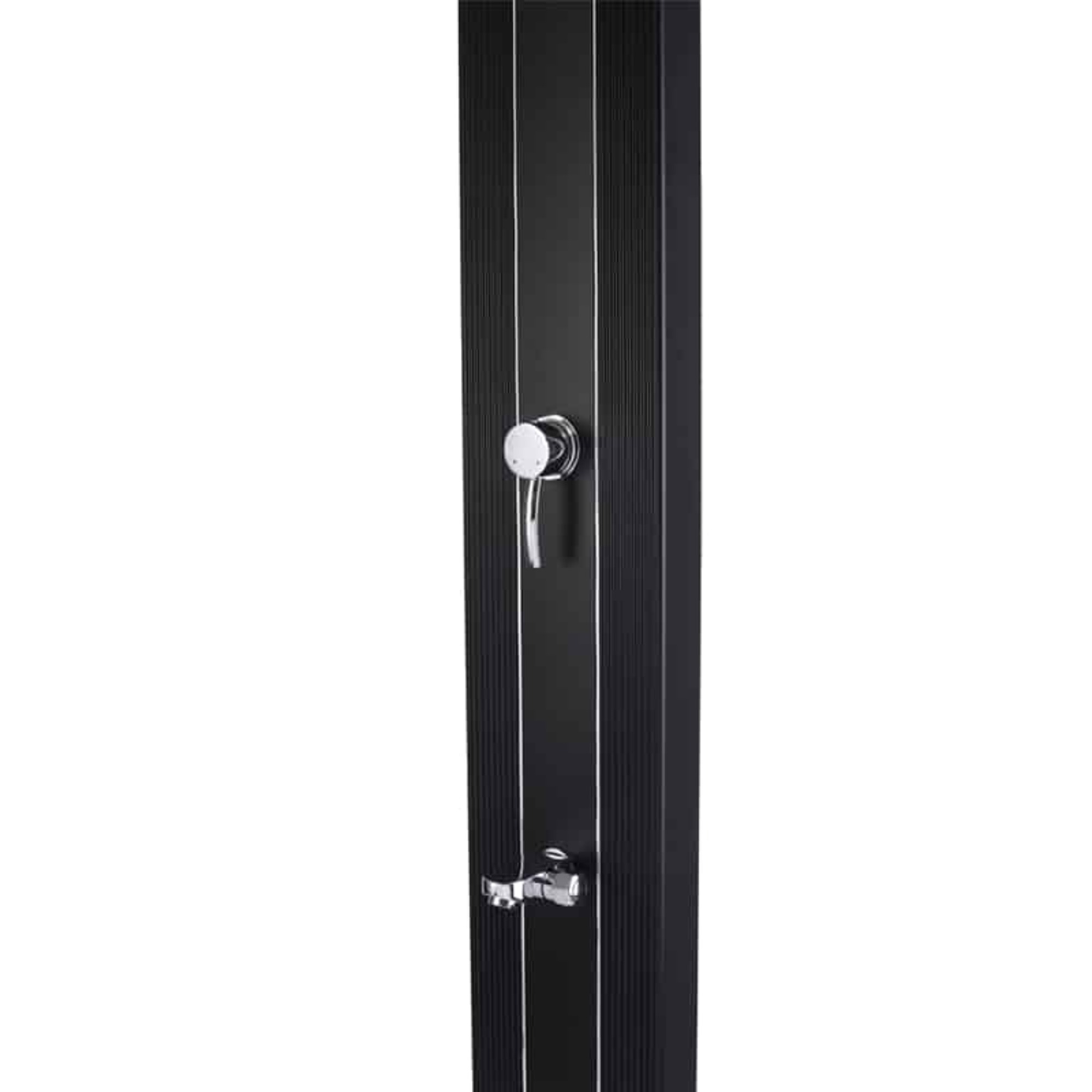 Una ducha exterior negra con dos accesorios cromados. Diseño vertical con líneas blancas. Limpio y moderno.