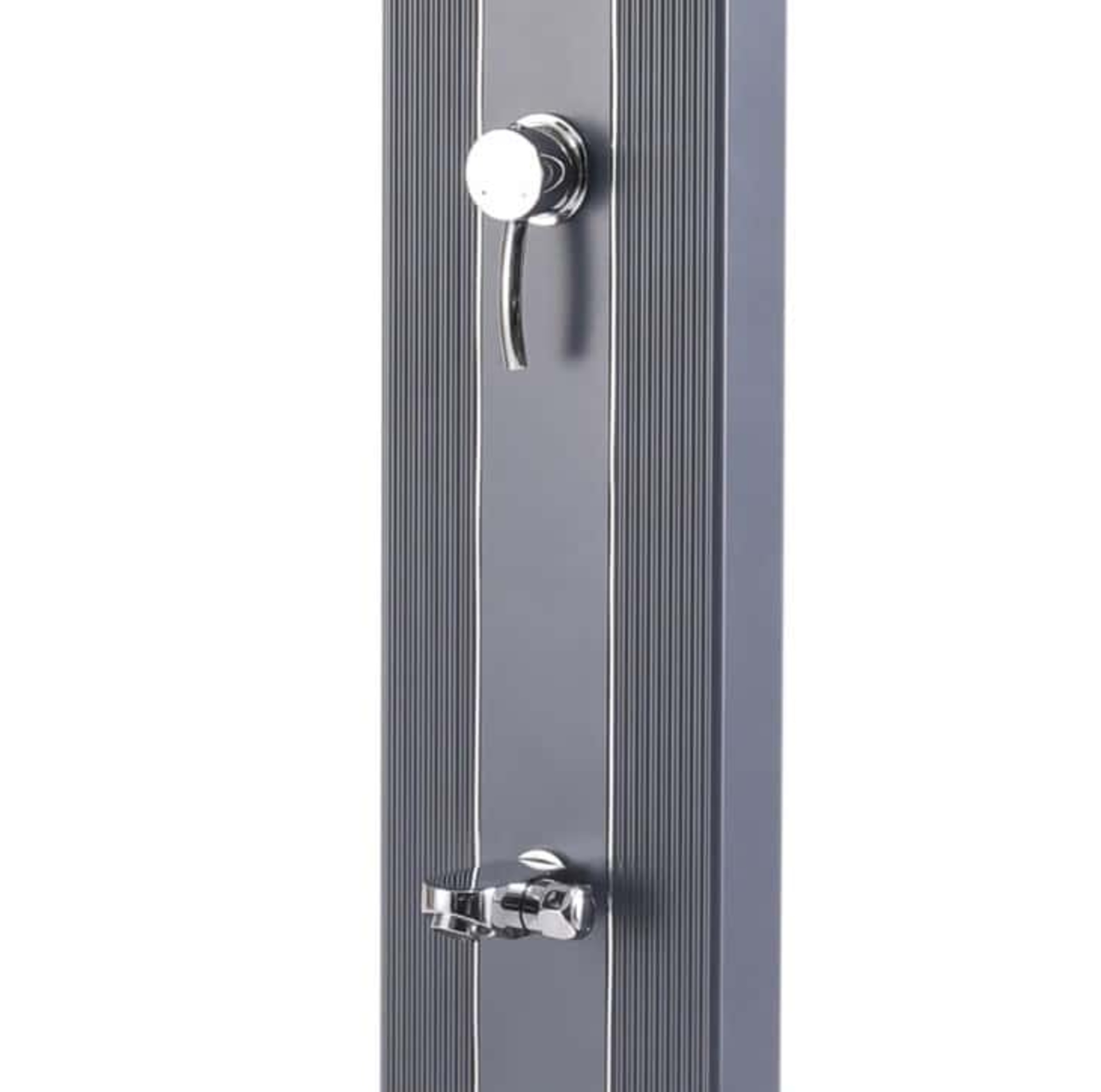 Una ducha gris con un panel central. Tiene dos manijas cromadas y un diseño vertical.