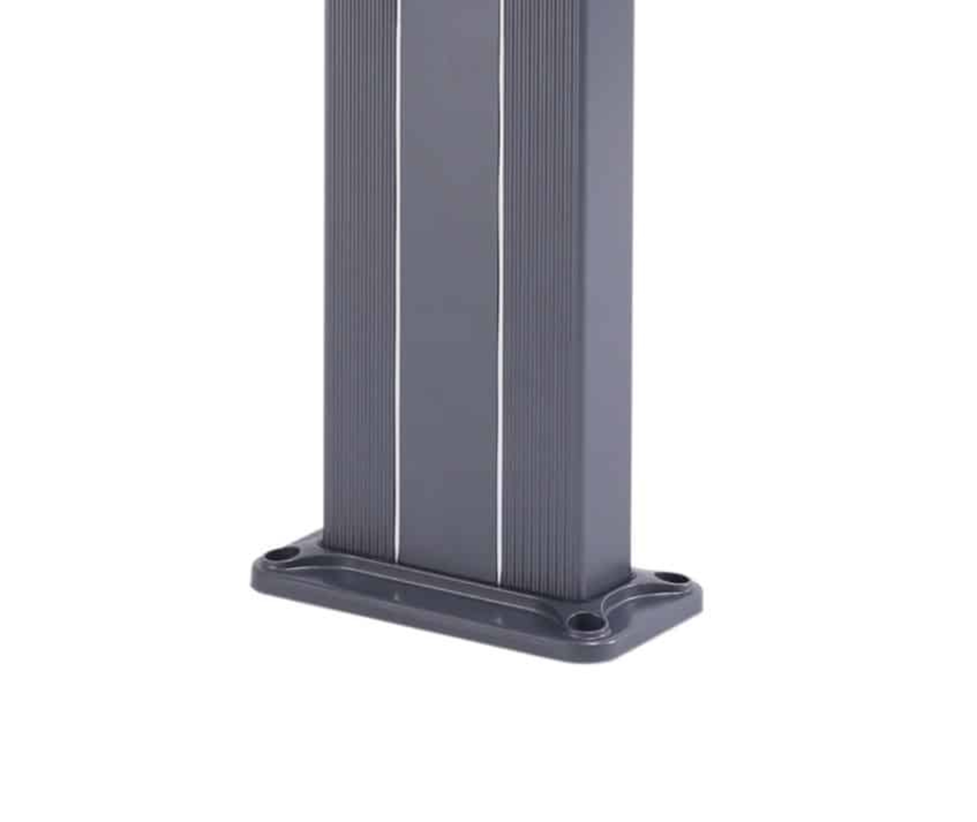 Un poste metálico gris con lados acanalados y base rectangular sobre un fondo blanco.