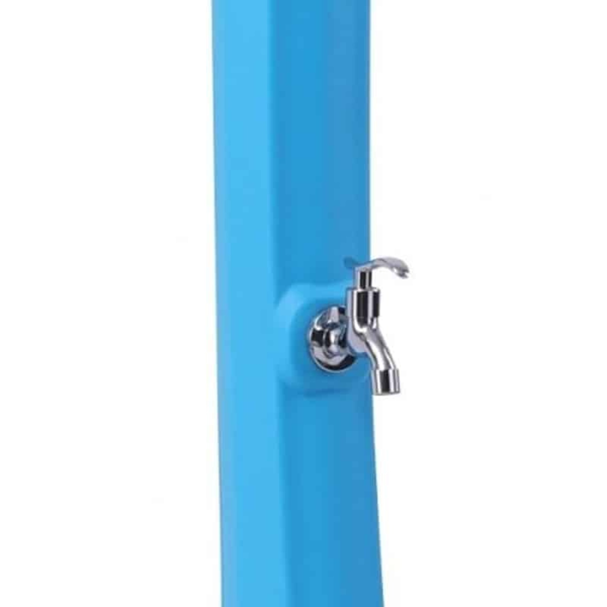 Una ducha azul al aire libre con un grifo plateado. La ducha está sobre un fondo blanco.