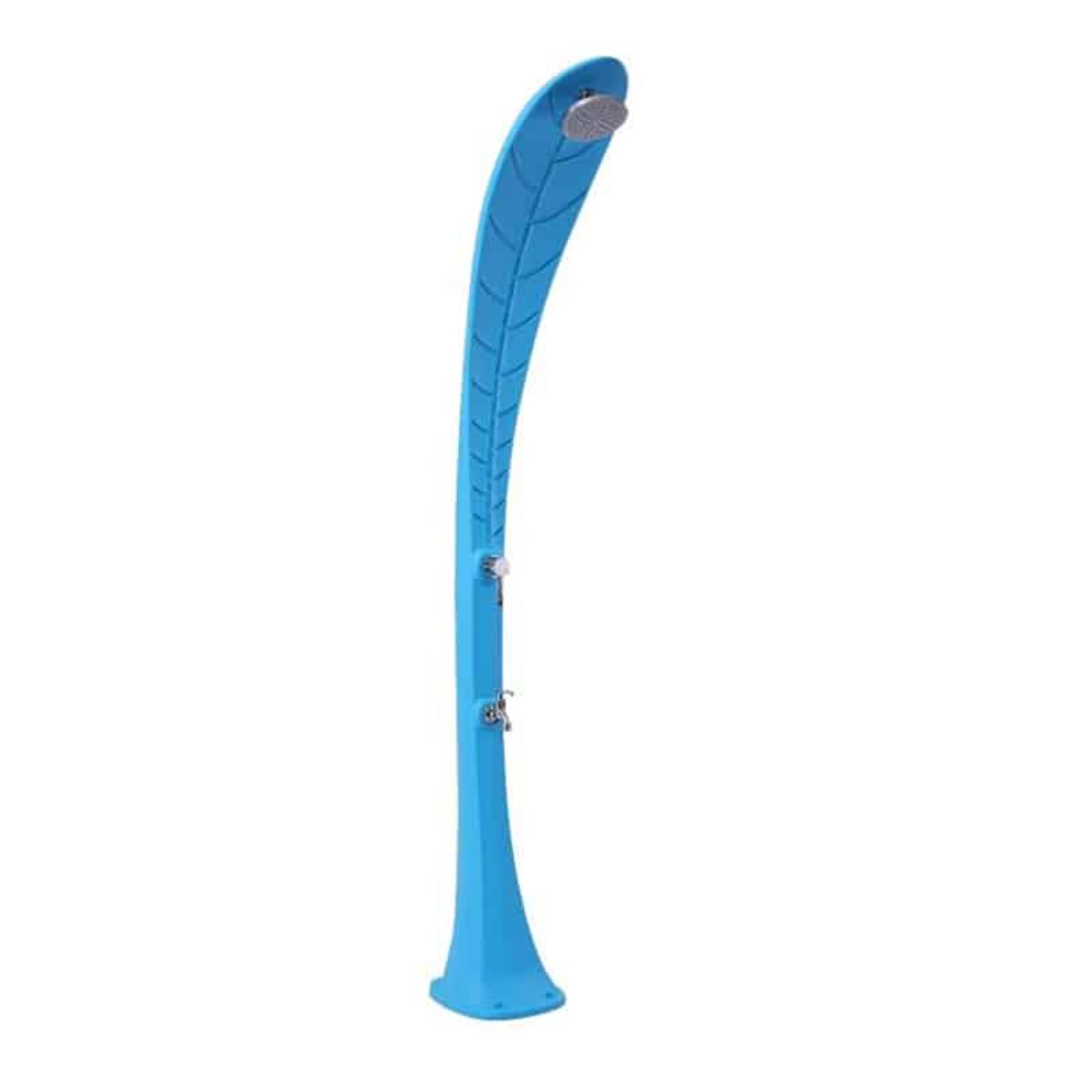 Una ducha azul exterior sobre fondo blanco. Tiene un tallo curvo con un cabezal de ducha y grifos.