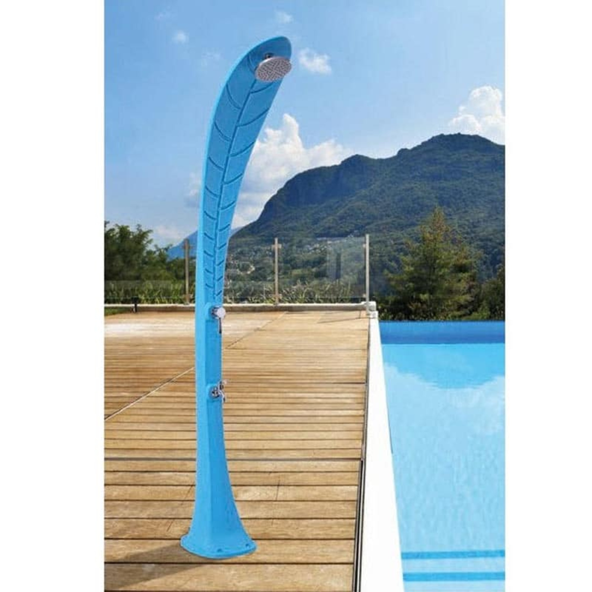 Una ducha azul al aire libre con diseño de hoja junto a una piscina. Al fondo, una cordillera y cielo azul.