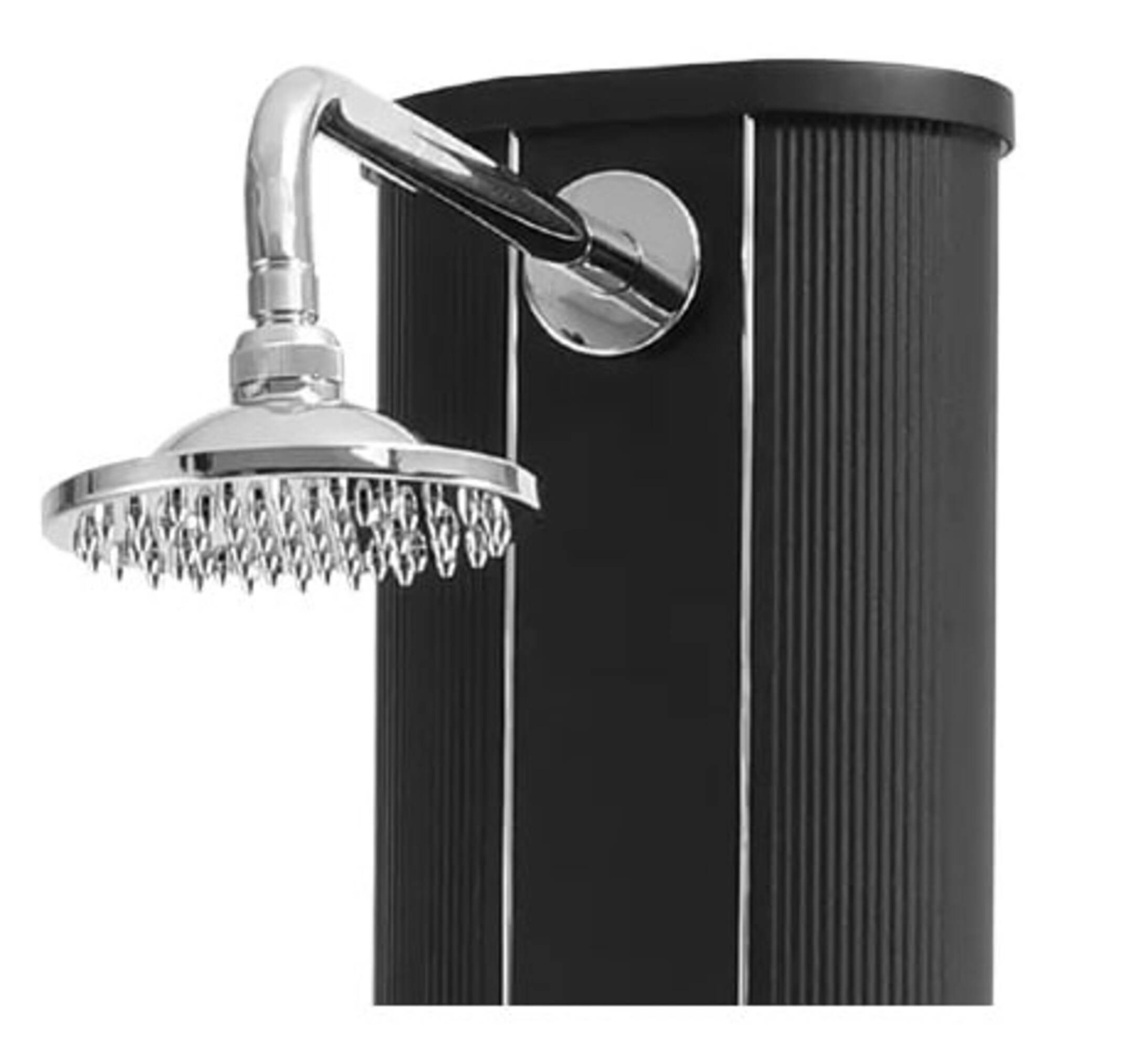 Una ducha exterior negra con un cabezal plateado. Montada en una columna negra y acanalada. El cabezal es redondo.