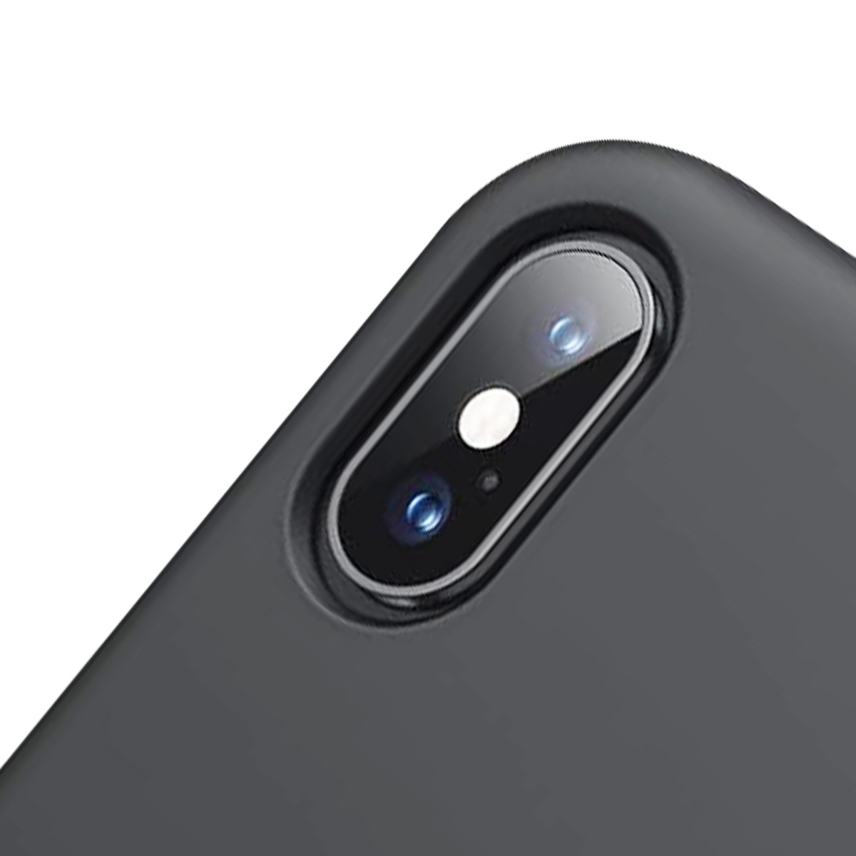 Primo piano di un telefono. Obiettivo e flash centrati. La custodia è grigio scuro, sfondo bianco.