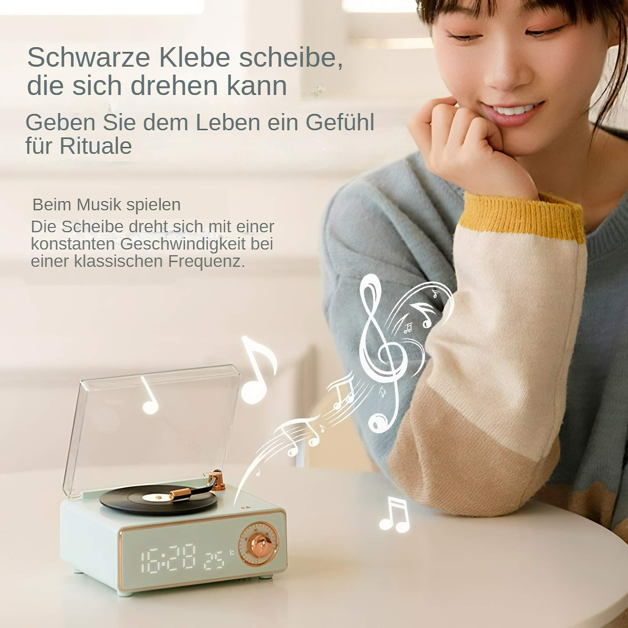 Eine Frau lächelt neben einem Plattenspieler. Der Player ist hellblau und golden. Musiknoten schweben um den Player.