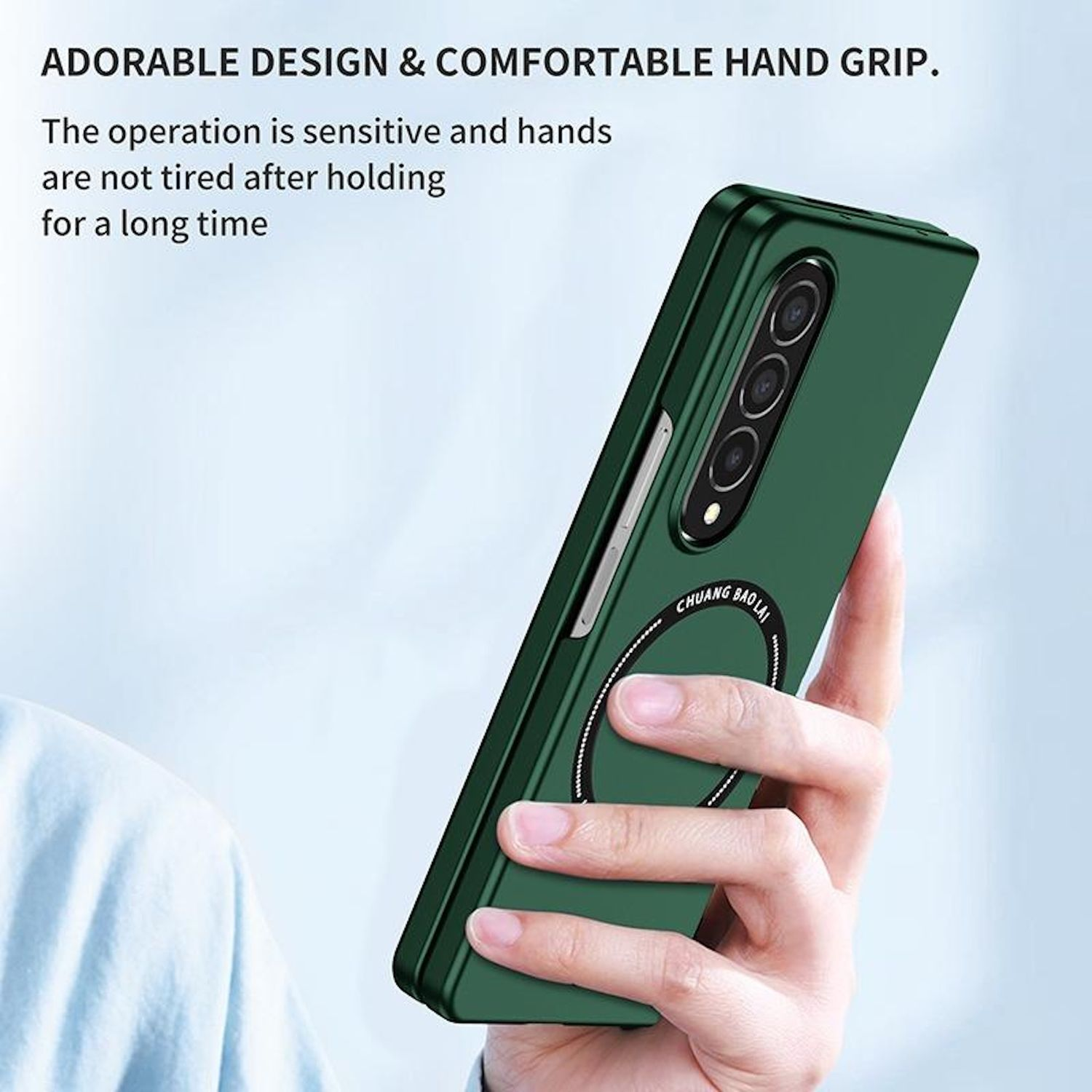 Eine Hand hält eine grüne Handyhülle. Die Hülle hat ein kreisförmiges Design und die Worte 'CHUANG BAO LAI.' Der Hintergrund ist hellblau.