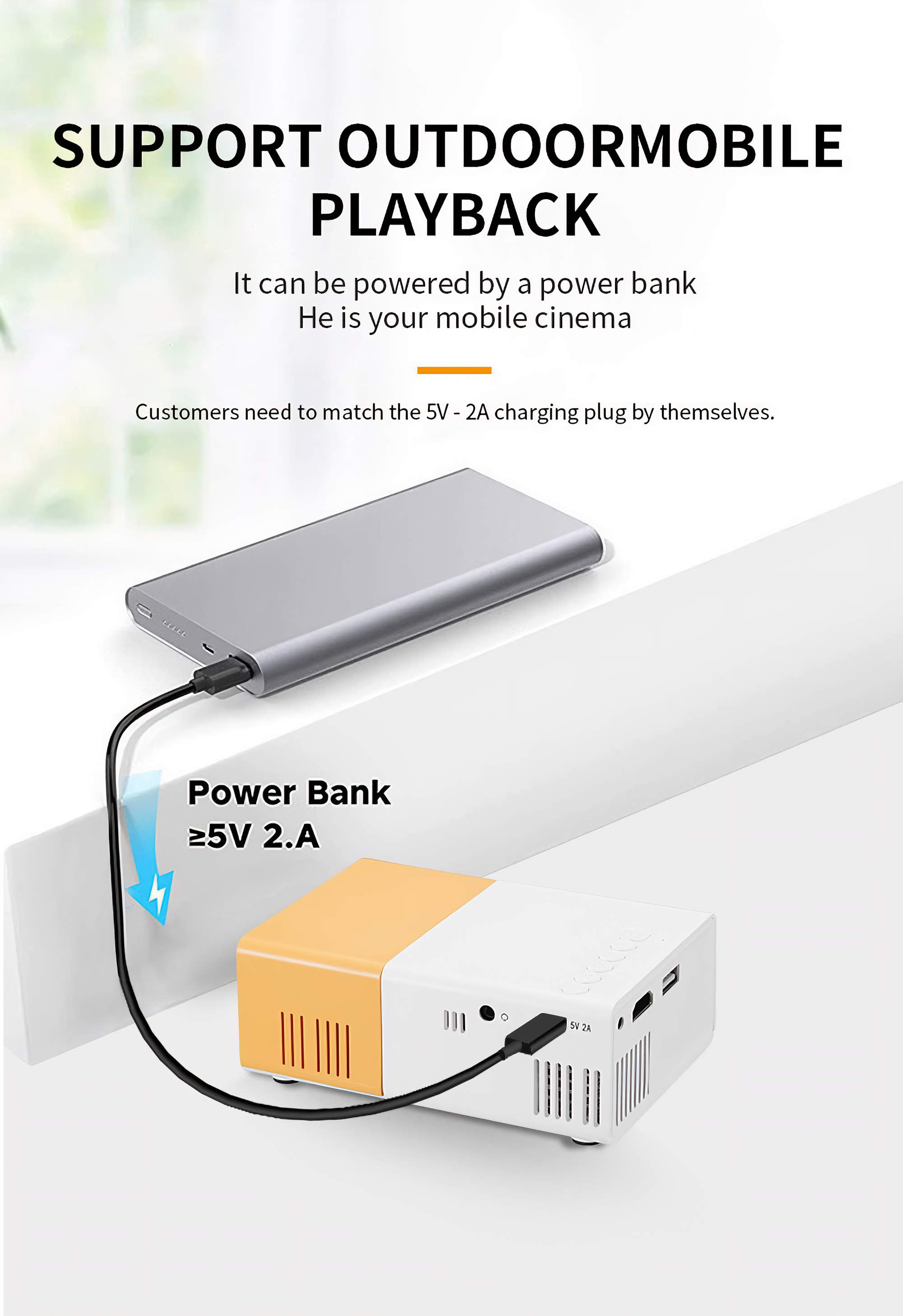 Eine Powerbank lädt einen Projektor über ein Kabel auf. Der Projektor ist weiß und orange. Text sagt 'Outdoor Mobile Playback'.