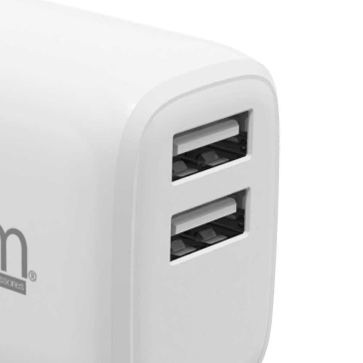 Ein weißes USB-Ladegerät mit zwei USB-Anschlüssen. Das Ladegerät befindet sich auf weißem Hintergrund. Die USB-Anschlüsse sind dunkelgrau.