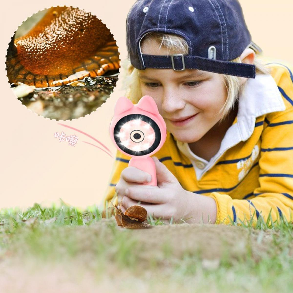 Ein Kind mit einem rosa Gerät in Katzenform beobachtet eine Schnecke im Gras. Ein vergrößertes Bild einer Nacktschnecke ist oben links.