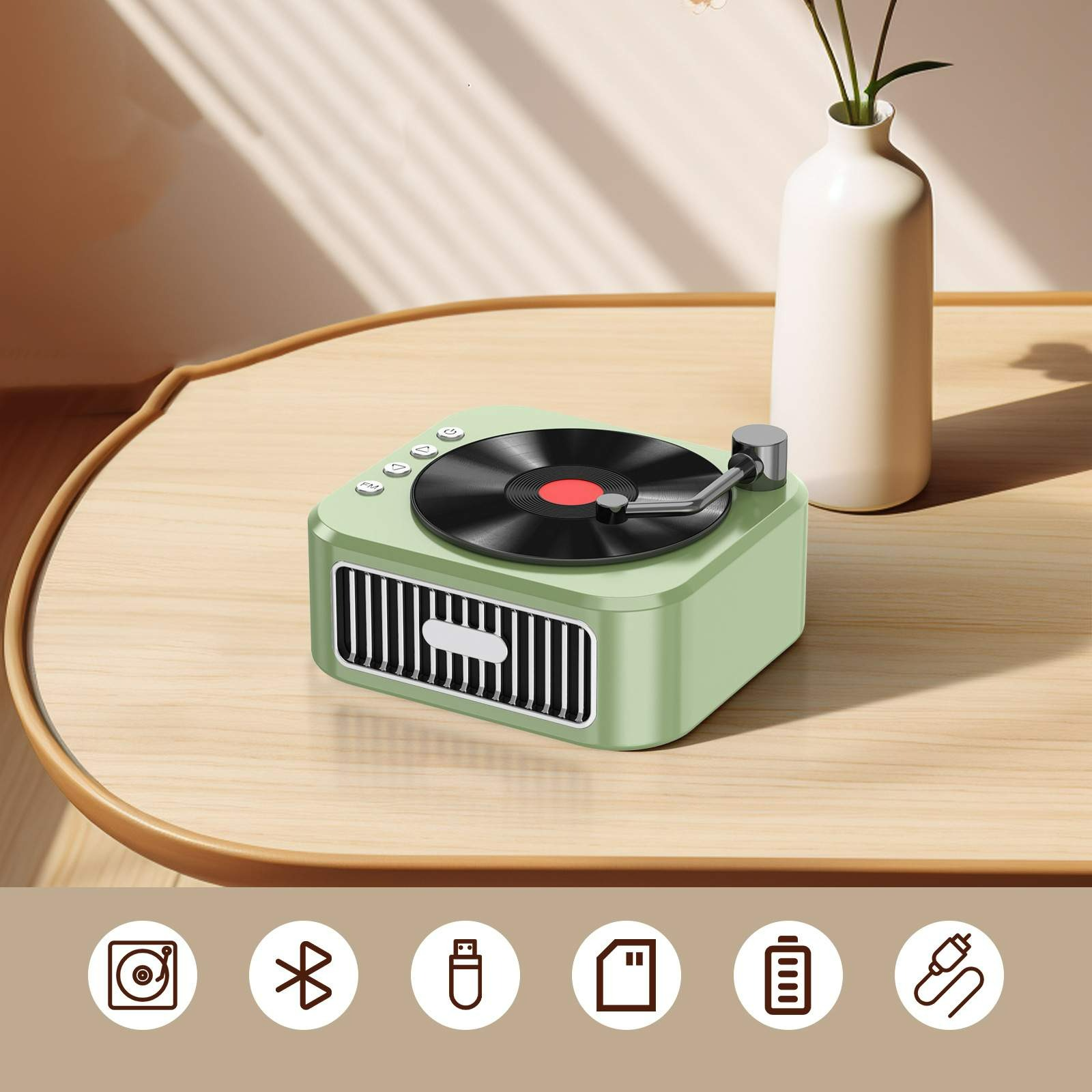 Ein mintgrüner Retro-Plattenspieler steht auf einem Holztisch, im Hintergrund eine weiße Vase und Blumen.