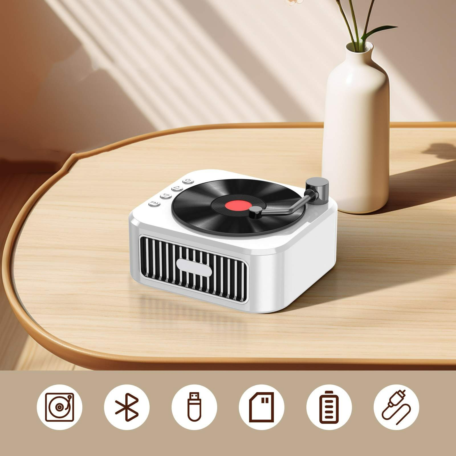Ein weißer Plattenspieler im Retro-Stil auf einem Holztisch, mit einer Vase und Blume. Konnektivitätssymbole unten.