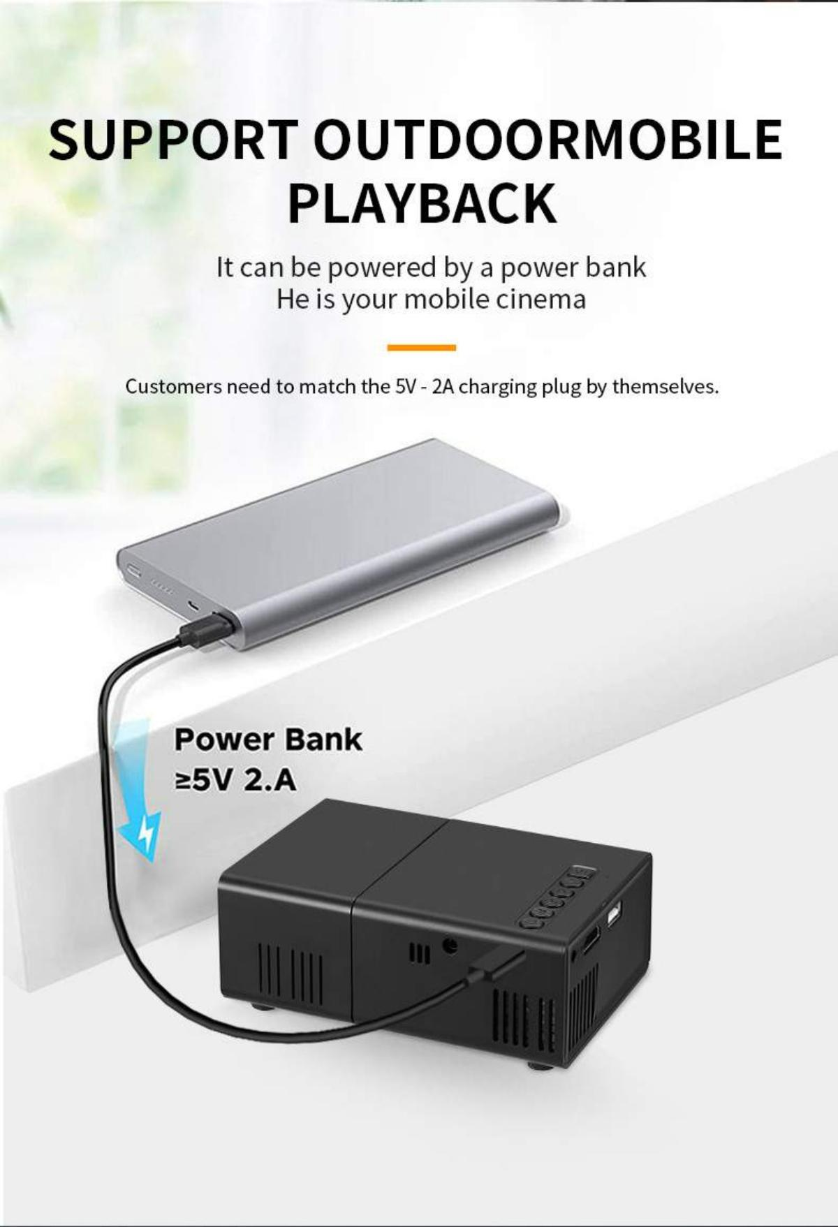 Eine Powerbank lädt einen schwarzen Projektor auf. Text: 'SUPPORT OUTDOORMOBILE PLAYBACK'.