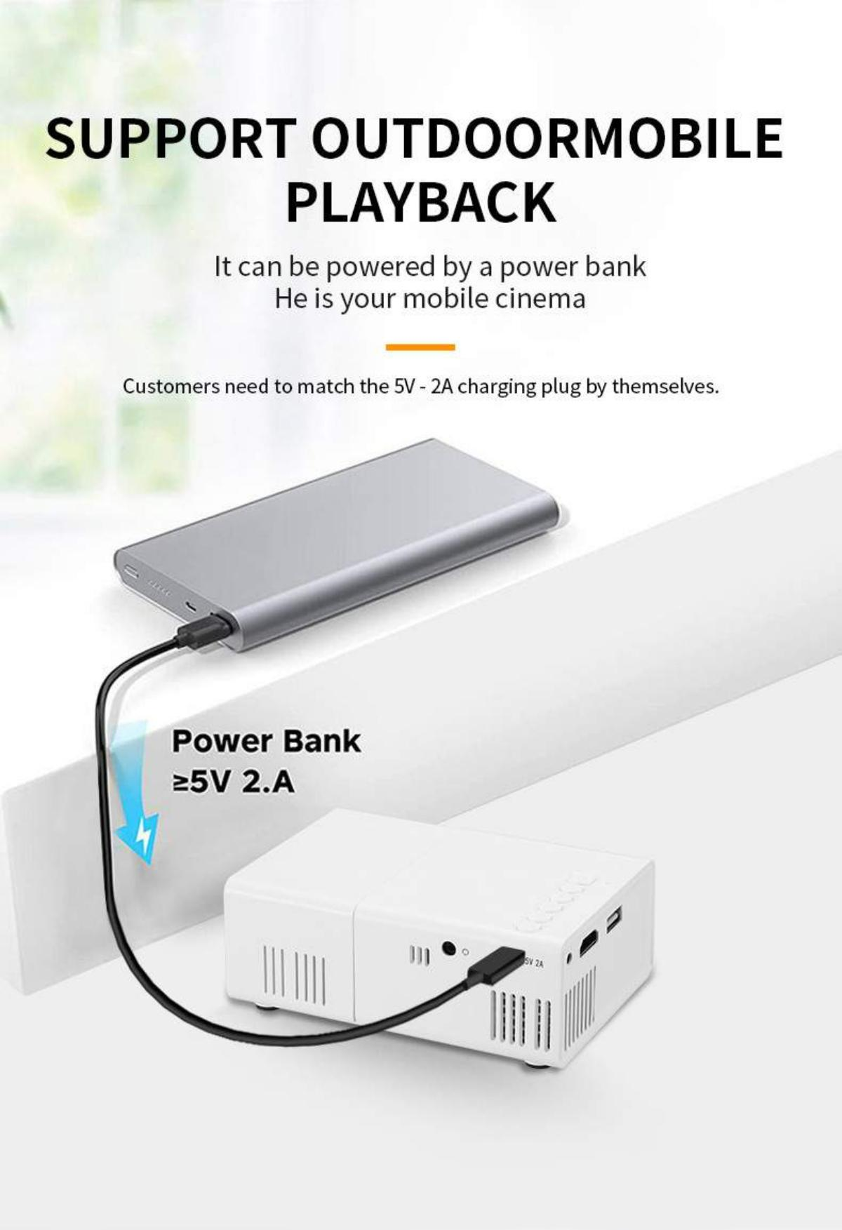 Eine Powerbank ist über ein schwarzes Kabel mit einem weißen Projektor verbunden. Text: Support Outdoor Mobile Playback.