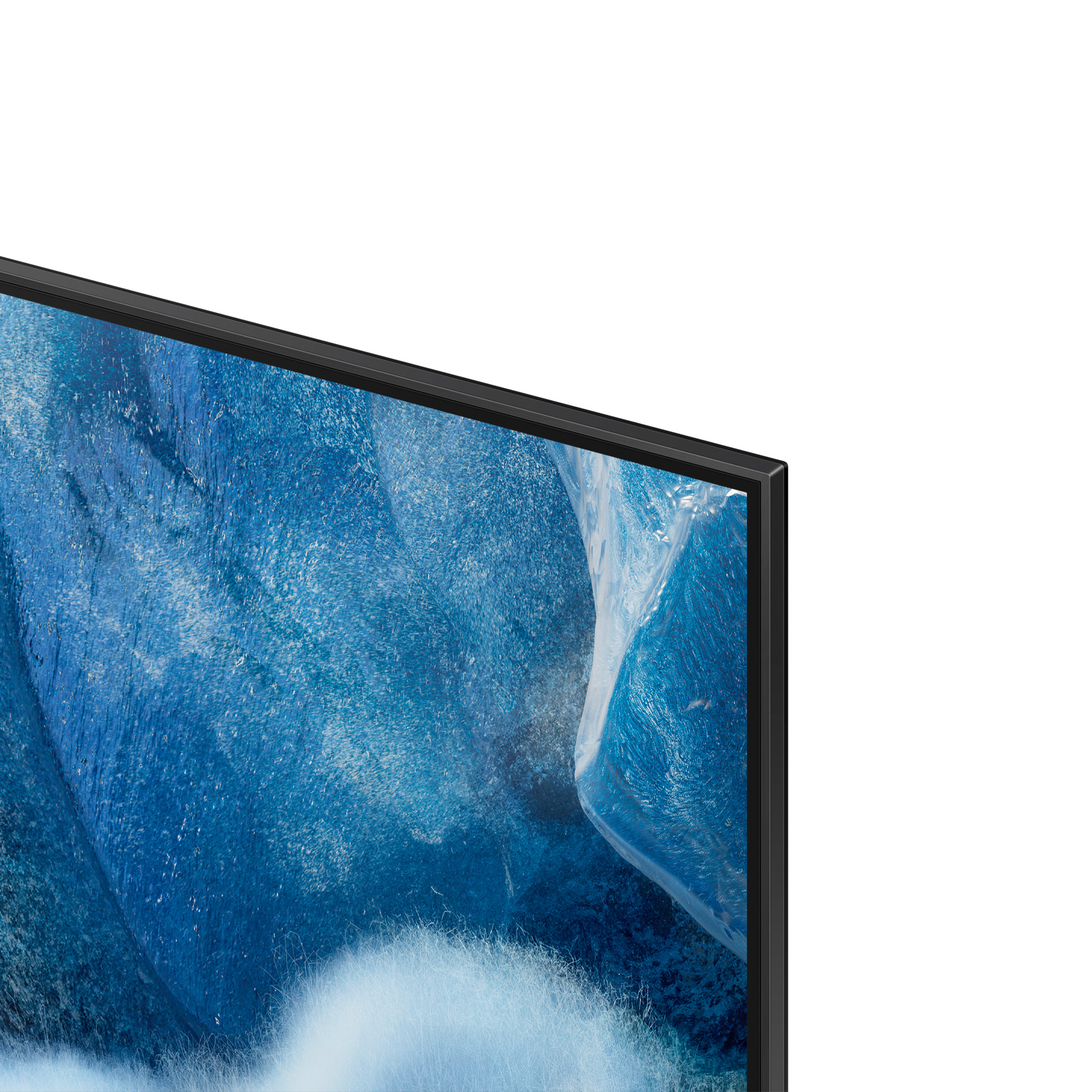 Primo piano di uno schermo TV che mostra arte astratta blu. La TV ha una cornice nera. Sfondo bianco a destra.