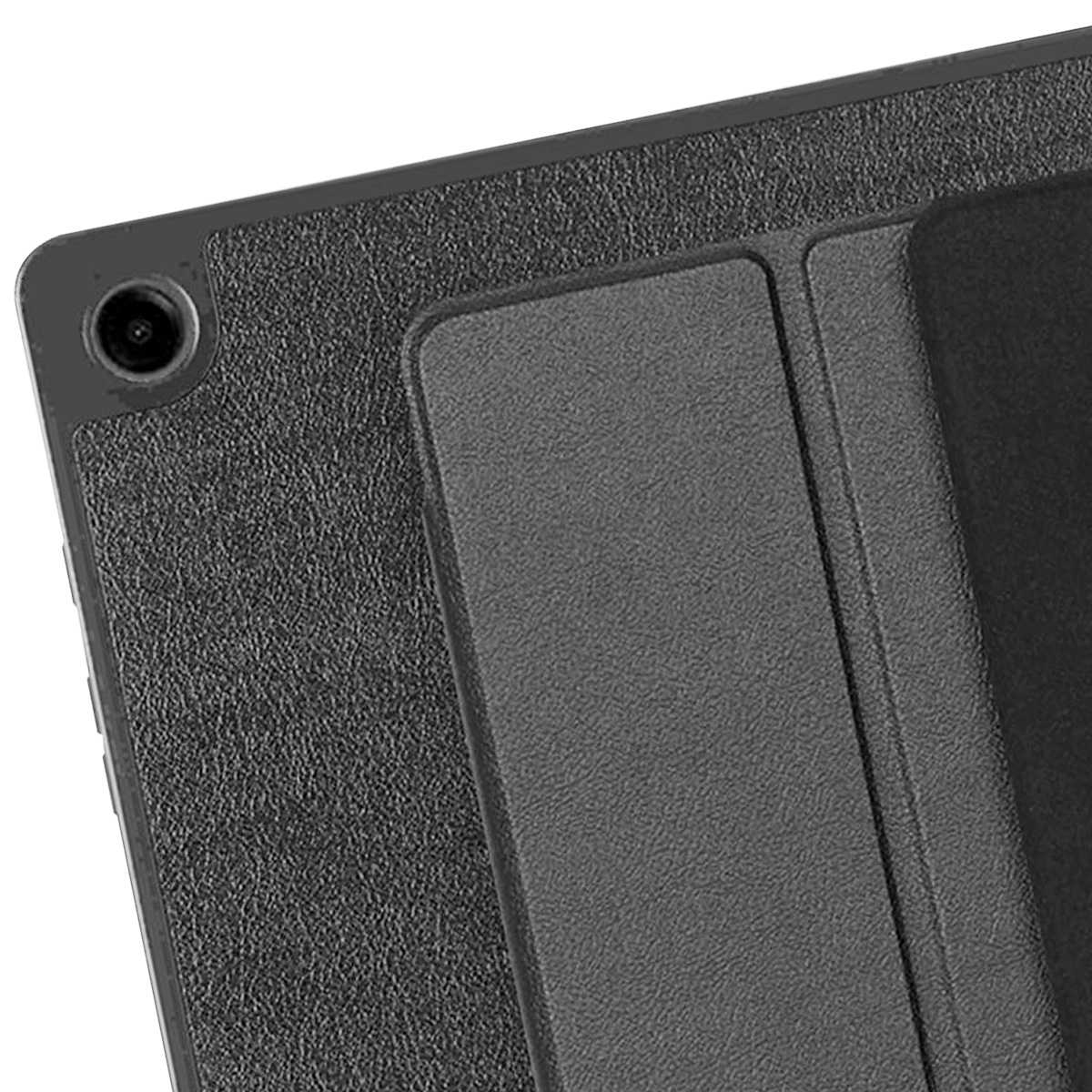 Primo piano di un tablet in una custodia grigio scuro. La custodia ha una superficie strutturata. Un obiettivo della fotocamera è visibile.