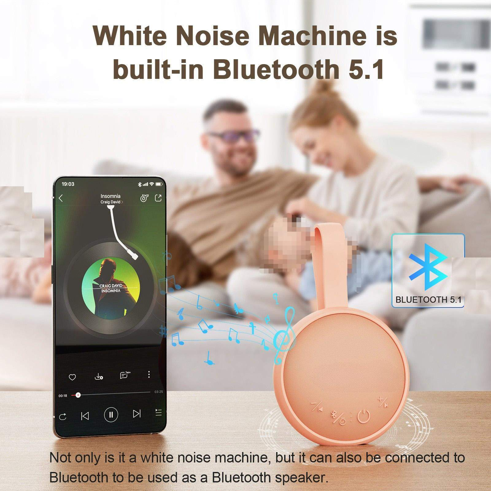 Das Bild zeigt eine White-Noise-Maschine mit Bluetooth 5.1. Ein Telefon spielt Musik. Ein Paar ist im unscharfen Hintergrund.