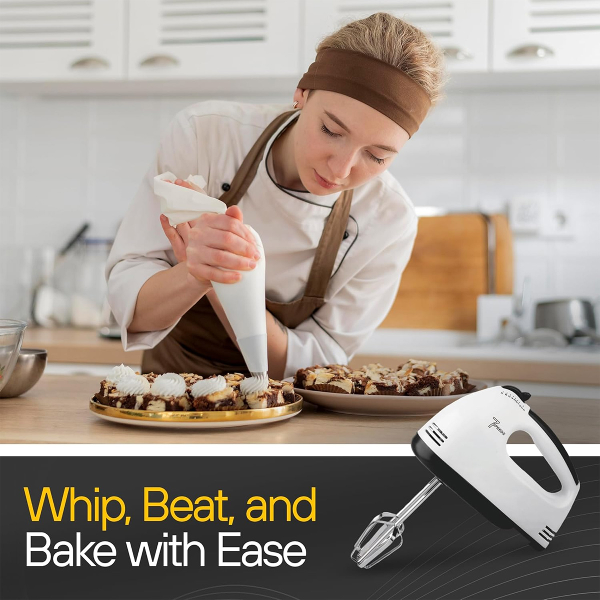 Eine Frau im Kochuniform verziert Gebäck mit Sahne. Rechts ein Handmixer. Kuchen auf Tellern. Küche im Hintergrund.