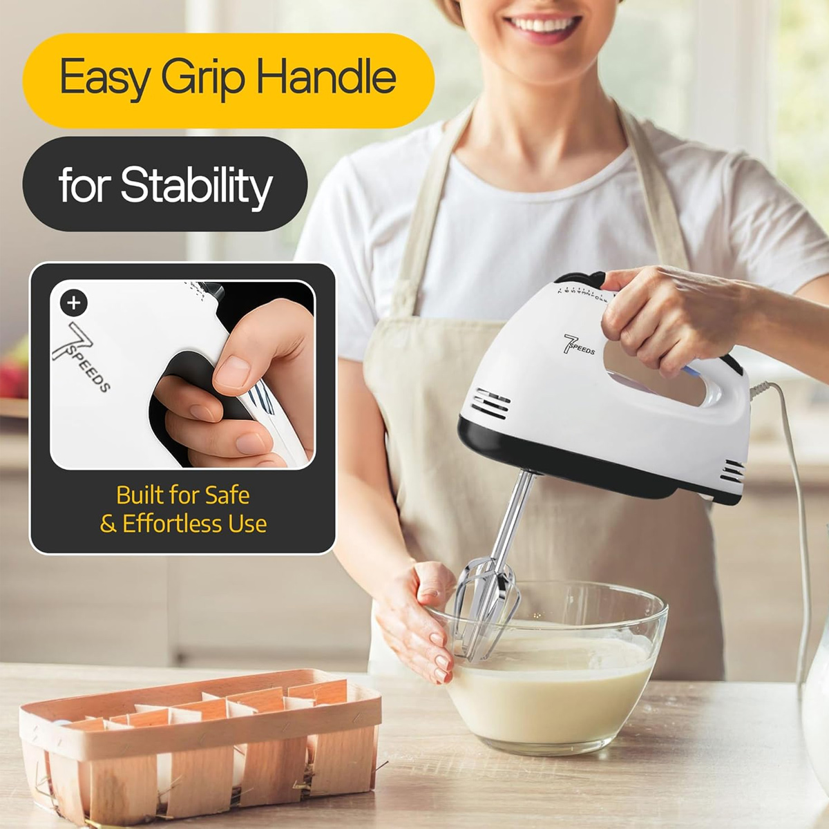Eine Frau verwendet einen weiß-schwarzen Handmixer, um Zutaten in einer Glasschüssel zu verrühren. Ein Eierkarton befindet sich im Vordergrund.
