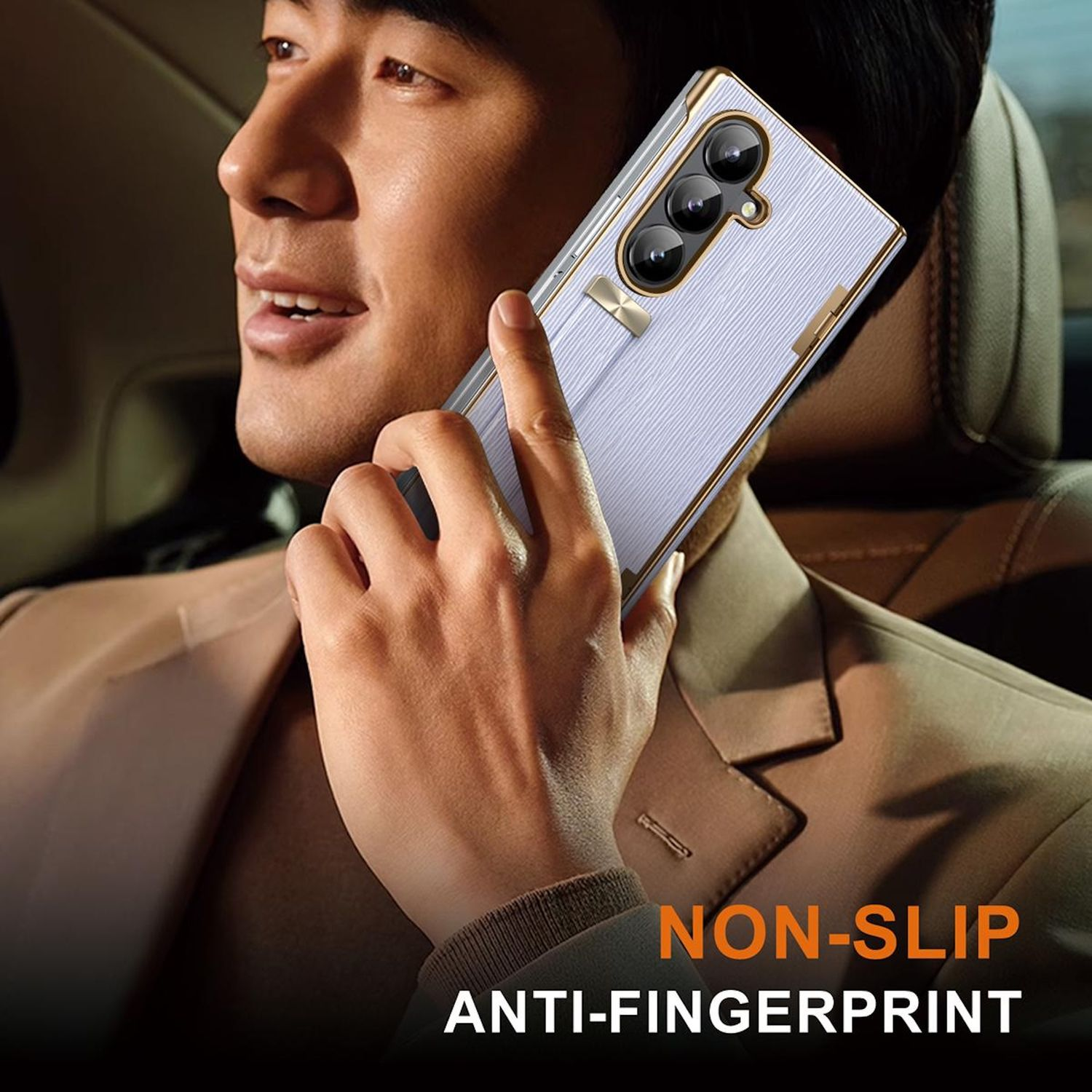 Mann im Auto hält ein Telefon mit Hülle. Das Telefon hat drei Kameralinsen und ist hellblau und goldfarben. Rutschfester Anti-Fingerabdruck-Text.