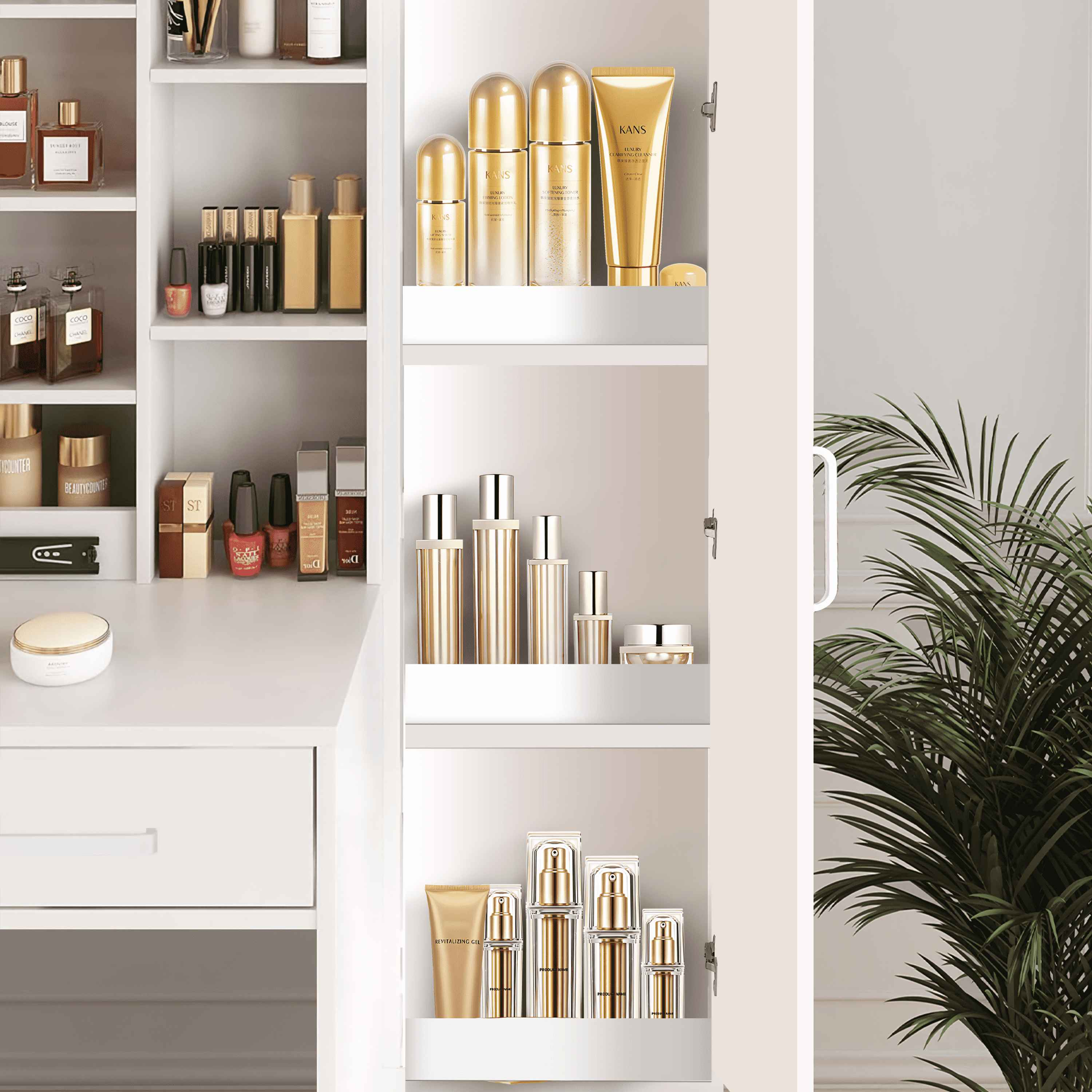 Ein weißer Schminktisch mit Kosmetika und Hautpflegeprodukten. Rechts ist eine Palme. Die Wand ist weiß.