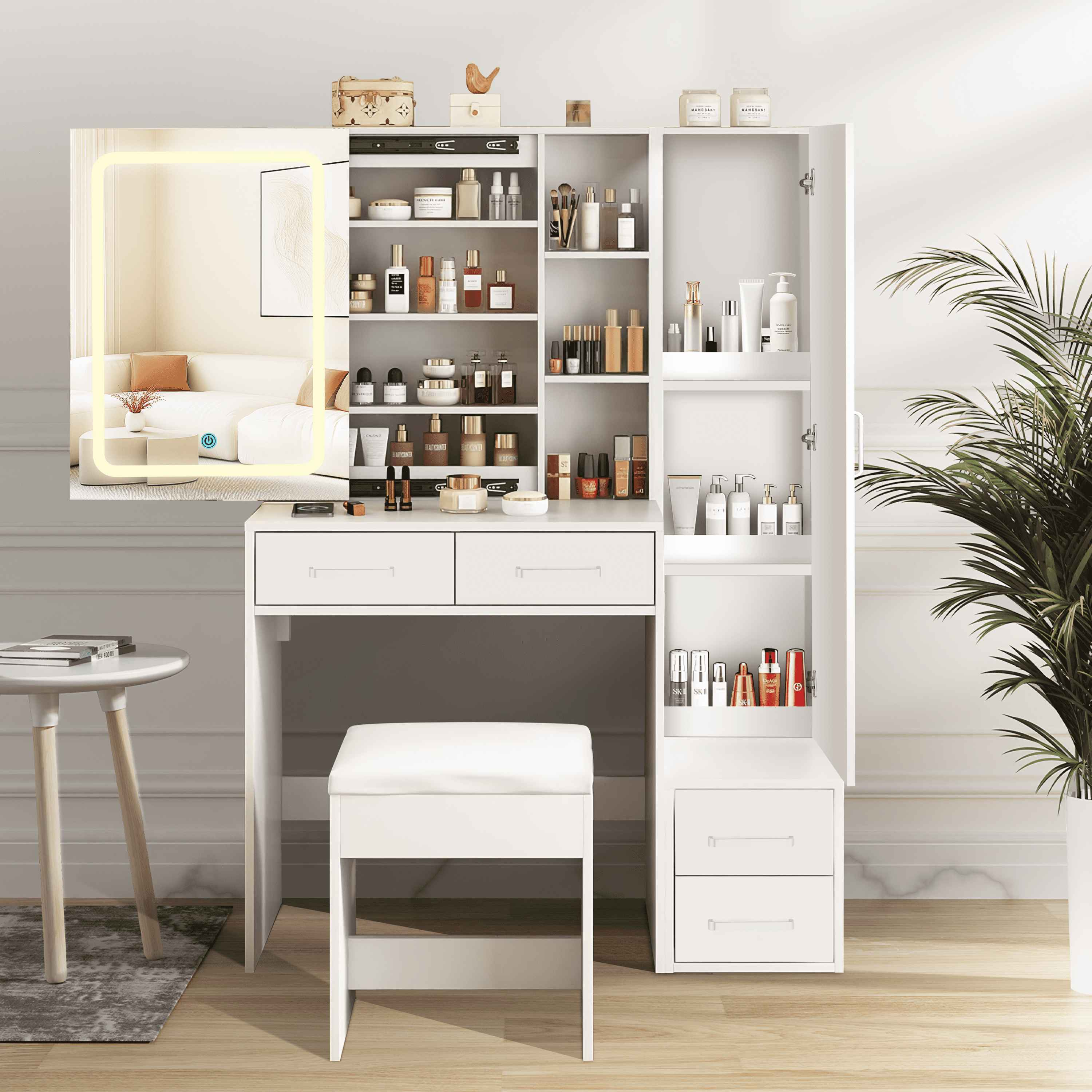 Weißer Schminktisch mit Spiegel, Hocker und Regalen voller Produkte. Rechts ist eine Pflanze.