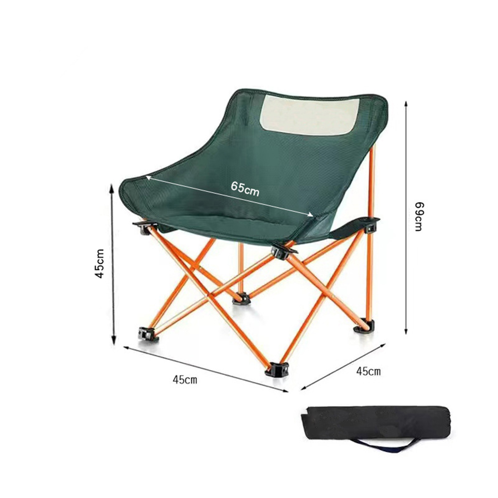 Ein faltbarer Campingstuhl, grüner Stoff, orangefarbener Rahmen, Maße markiert. Inklusive schwarzer Tragetasche.