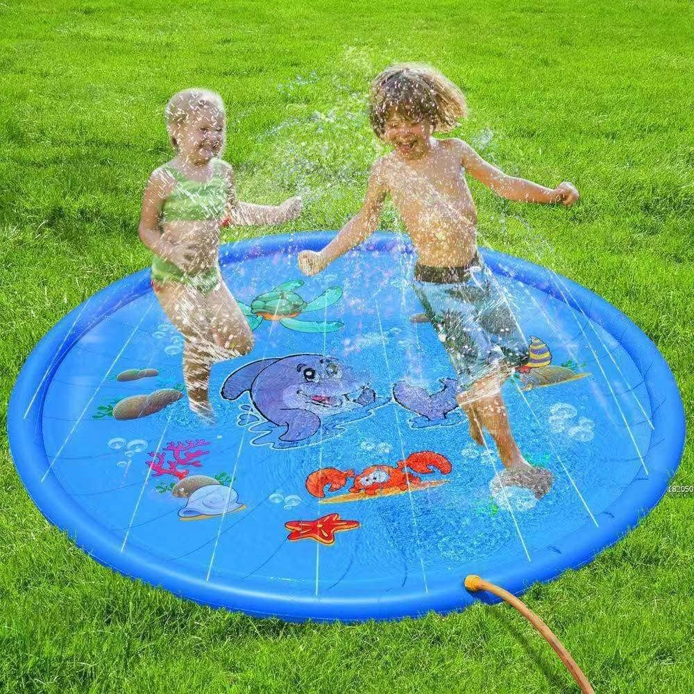 Zwei Kinder spielen auf einem blauen Planschbecken mit Meerestier-Designs auf grünem Gras, Wasser spritzt hoch.