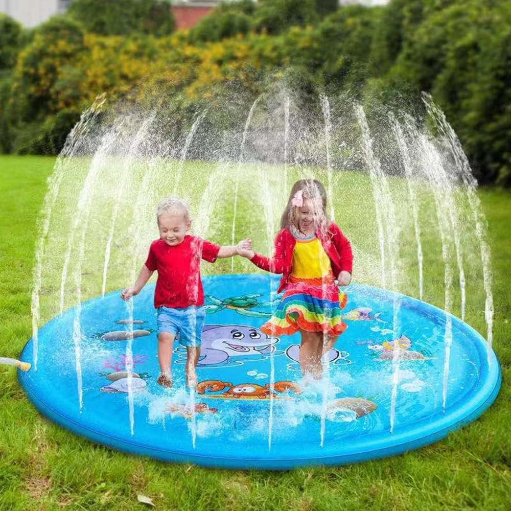 Zwei Kinder spielen in einem blauen Planschbecken mit Wasserspritzern. Eines trägt Rot, das andere ein Regenbogenkleid. Grünes Gras und Bäume umgeben.