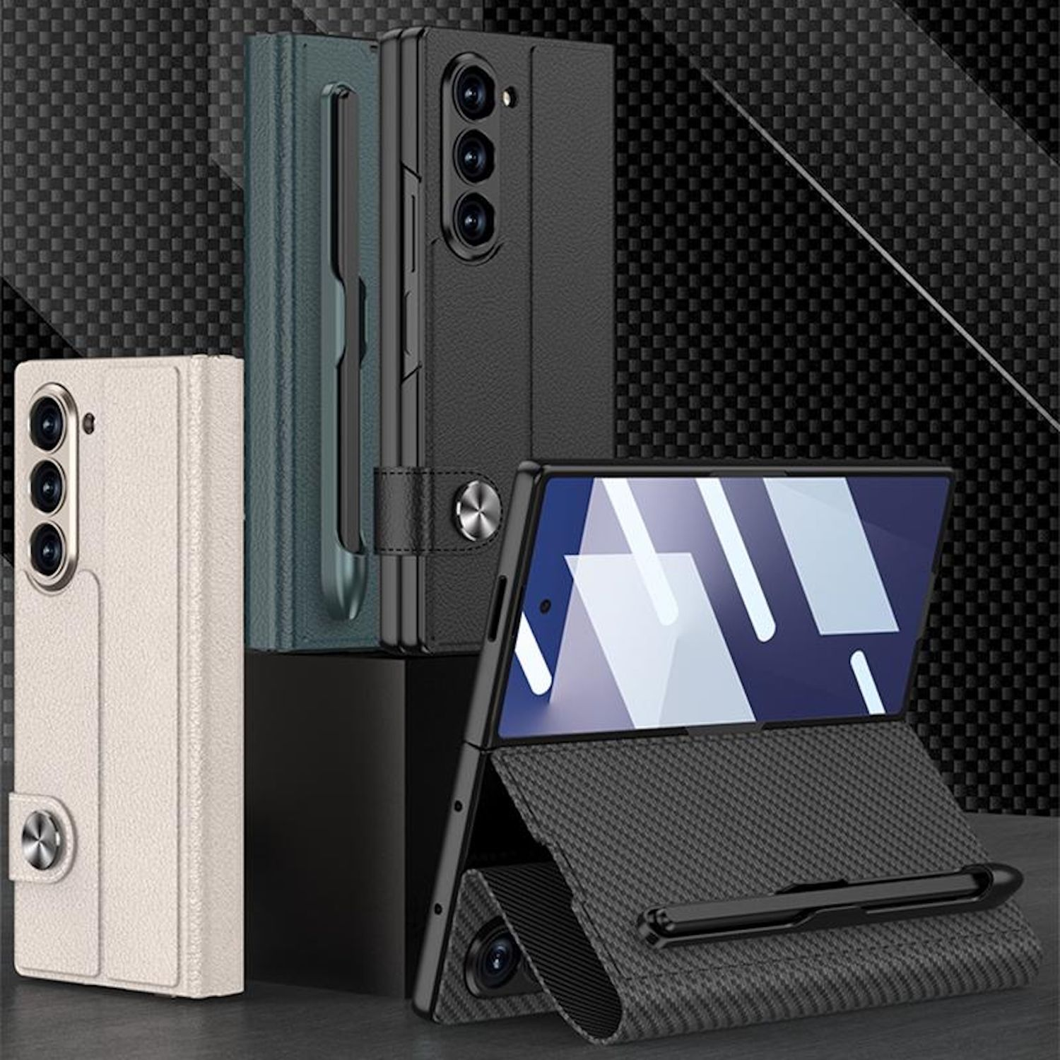 Se muestran varias fundas para teléfonos en blanco, verde y negro. Un teléfono con pantalla se muestra abierto. El fondo es texturizado.
