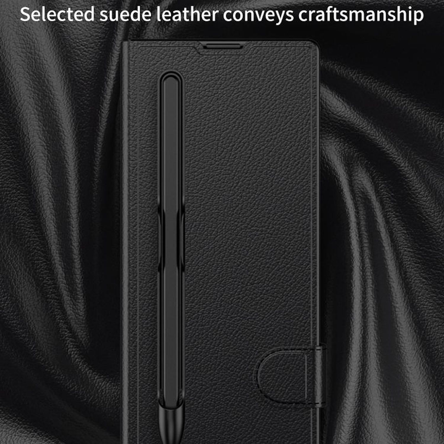 Funda de teléfono de cuero negro con un lápiz óptico. El fondo es una superficie de cuero oscura y texturizada. La funda tiene cierre magnético.
