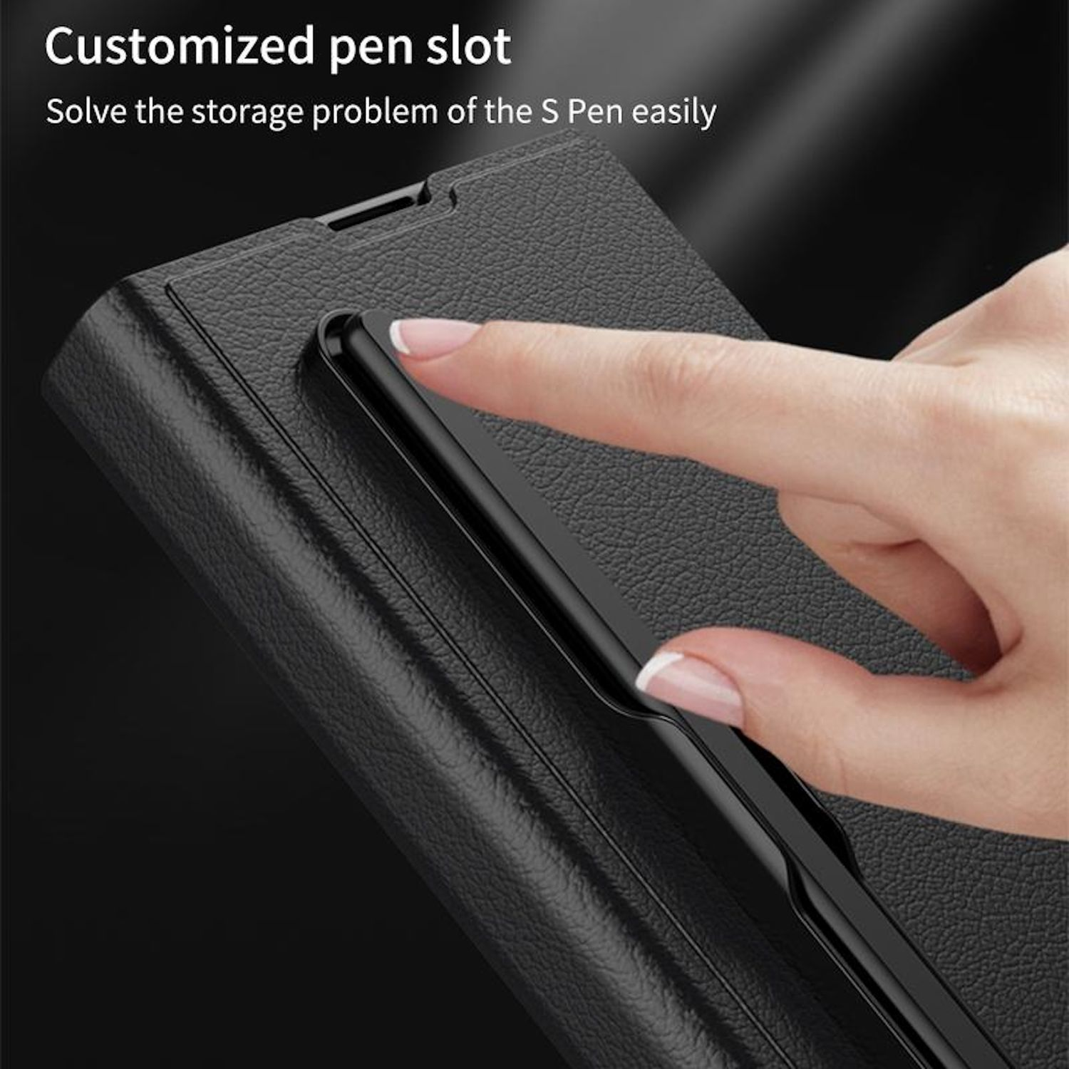 Una mano toca una ranura negra para bolígrafo, parte de una funda negra. Texto: Ranura para bolígrafo personalizada. Resuelve el problema de almacenamiento del S Pen fácilmente.