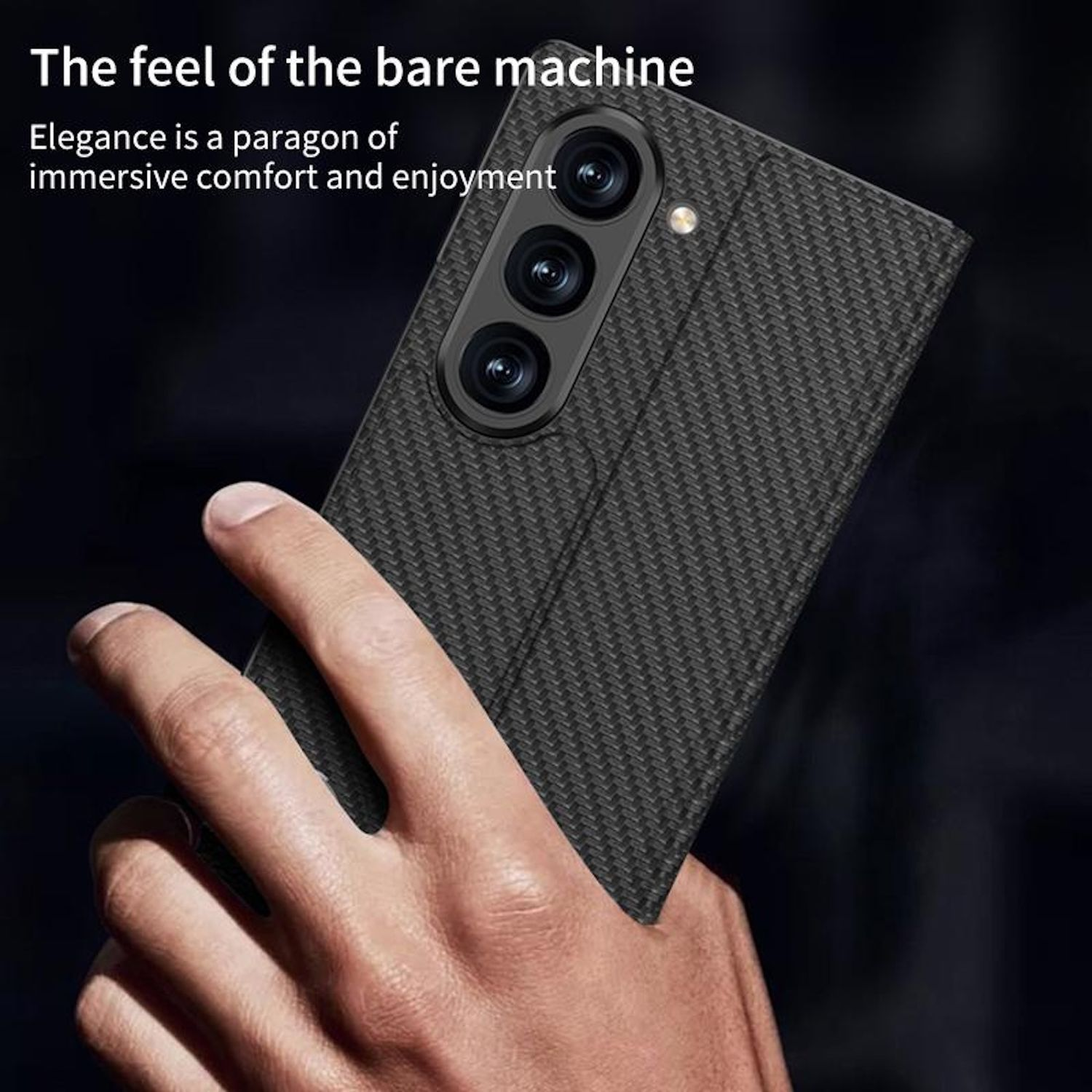 Una mano sosteniendo un teléfono negro con una funda texturizada. El teléfono tiene tres lentes de cámara. El texto dice: La sensación de la máquina desnuda.