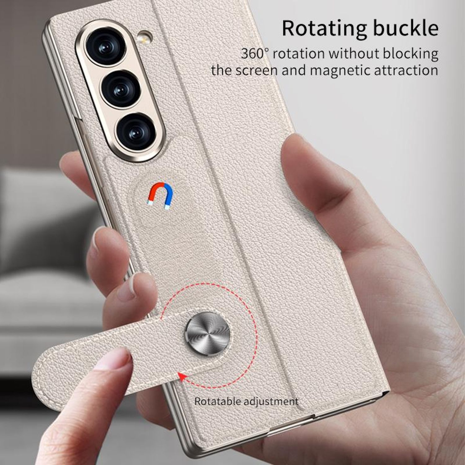 Una mano sostiene una funda de teléfono beige con hebilla giratoria. La funda tiene cierre magnético y un teléfono con tres cámaras.