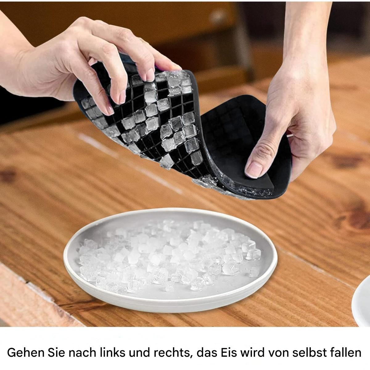 Hände entnehmen Eiswürfel aus einer schwarzen Eiswürfelschale. Würfel fallen in eine weiße Schüssel.