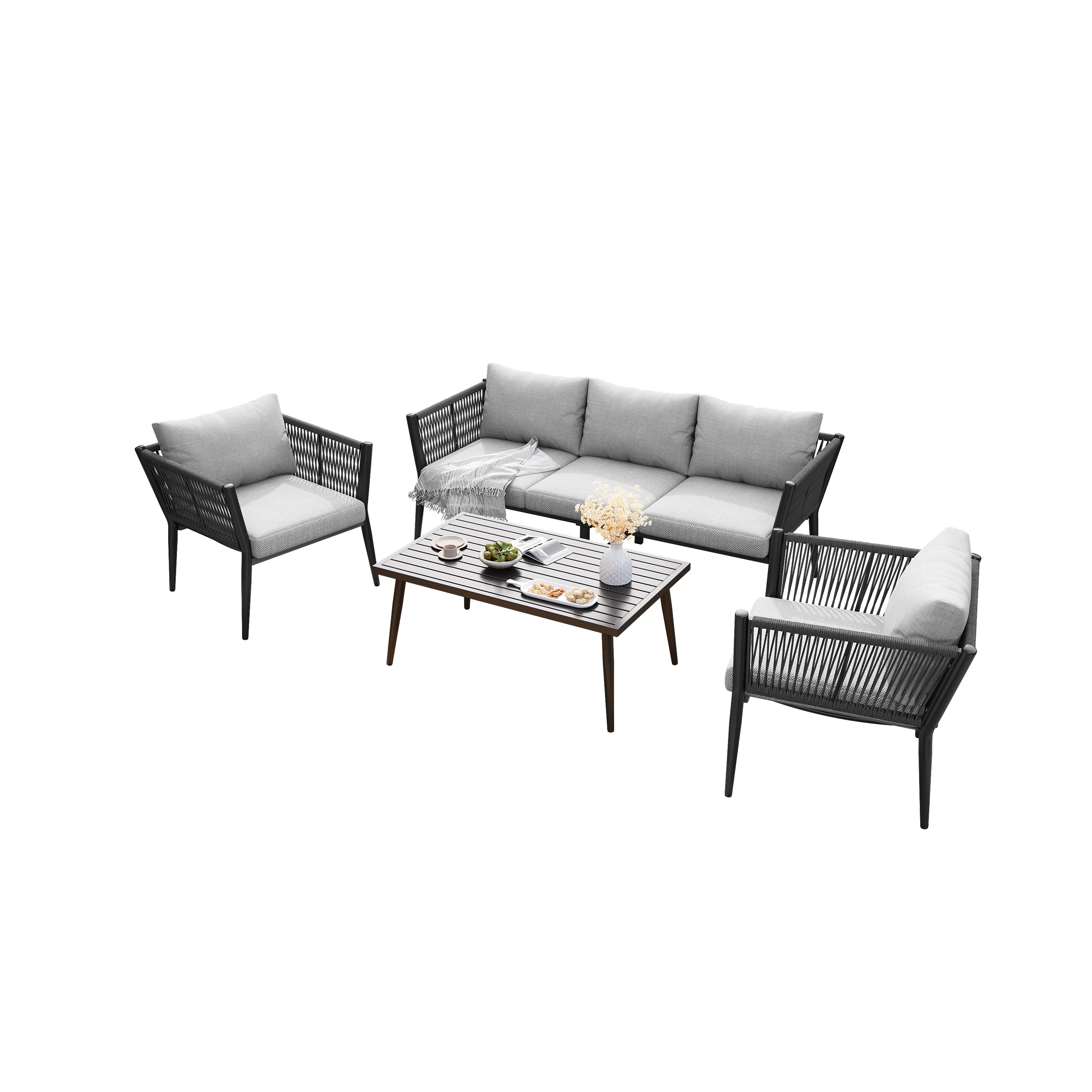 Gartenmöbel-Set: Sofa, zwei Stühle und ein Tisch. Graue Kissen und eine Decke auf dem Sofa. Der Tisch hat Essen.